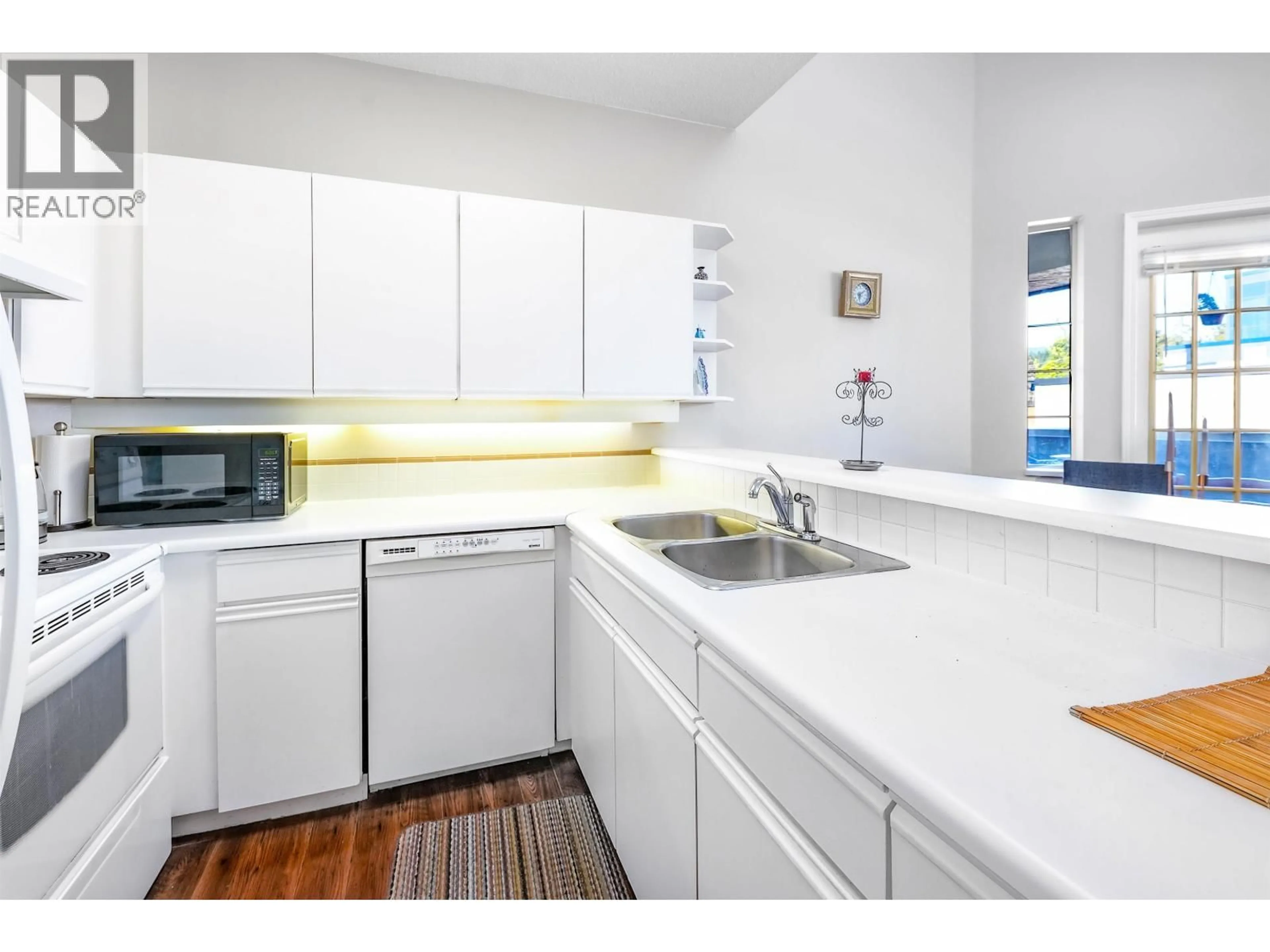 Standard kitchen, unknown for 309 - 125 18TH STREET, North Vancouver British Columbia V7M1W5