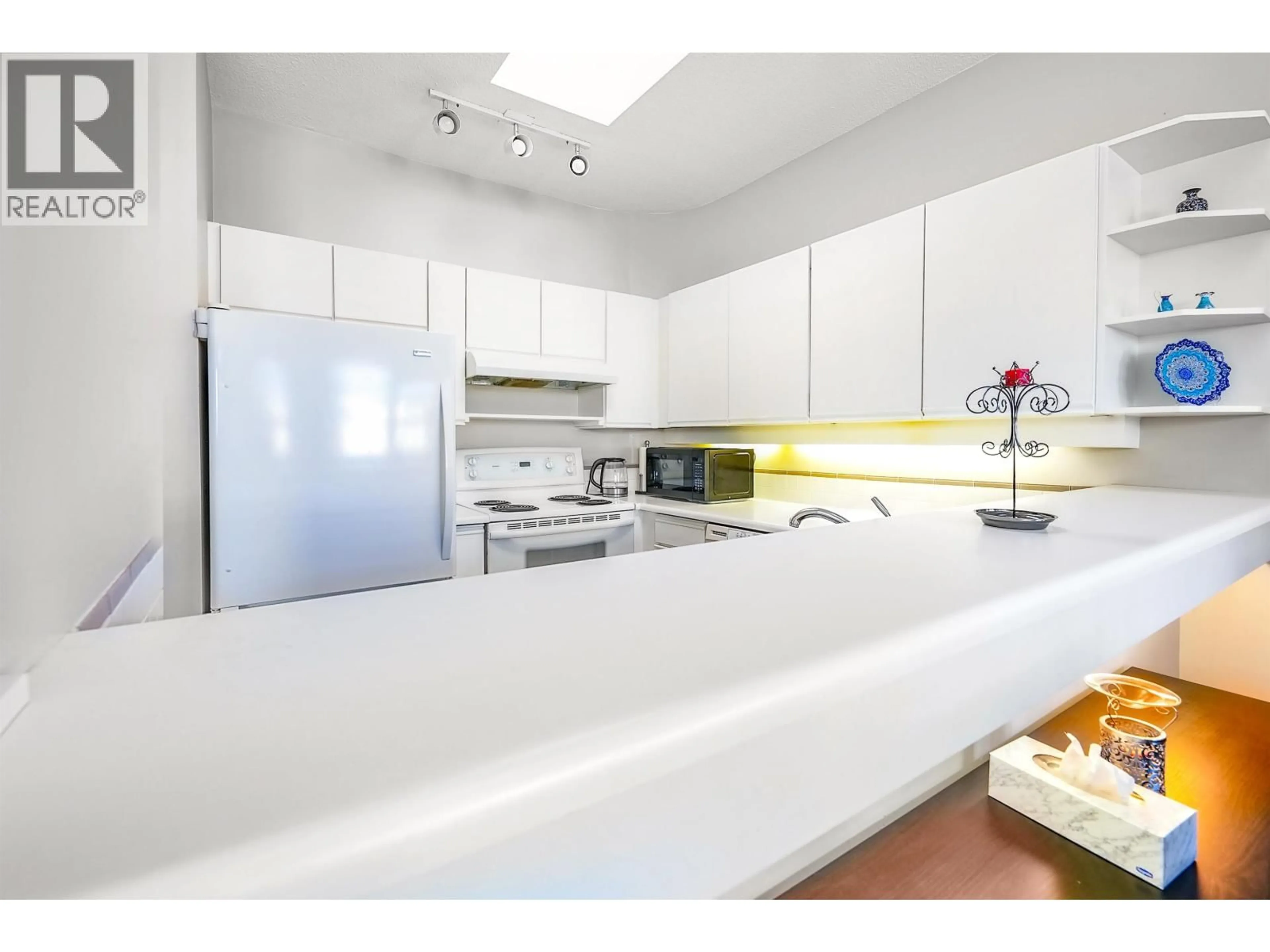Standard kitchen, unknown for 309 - 125 18TH STREET, North Vancouver British Columbia V7M1W5