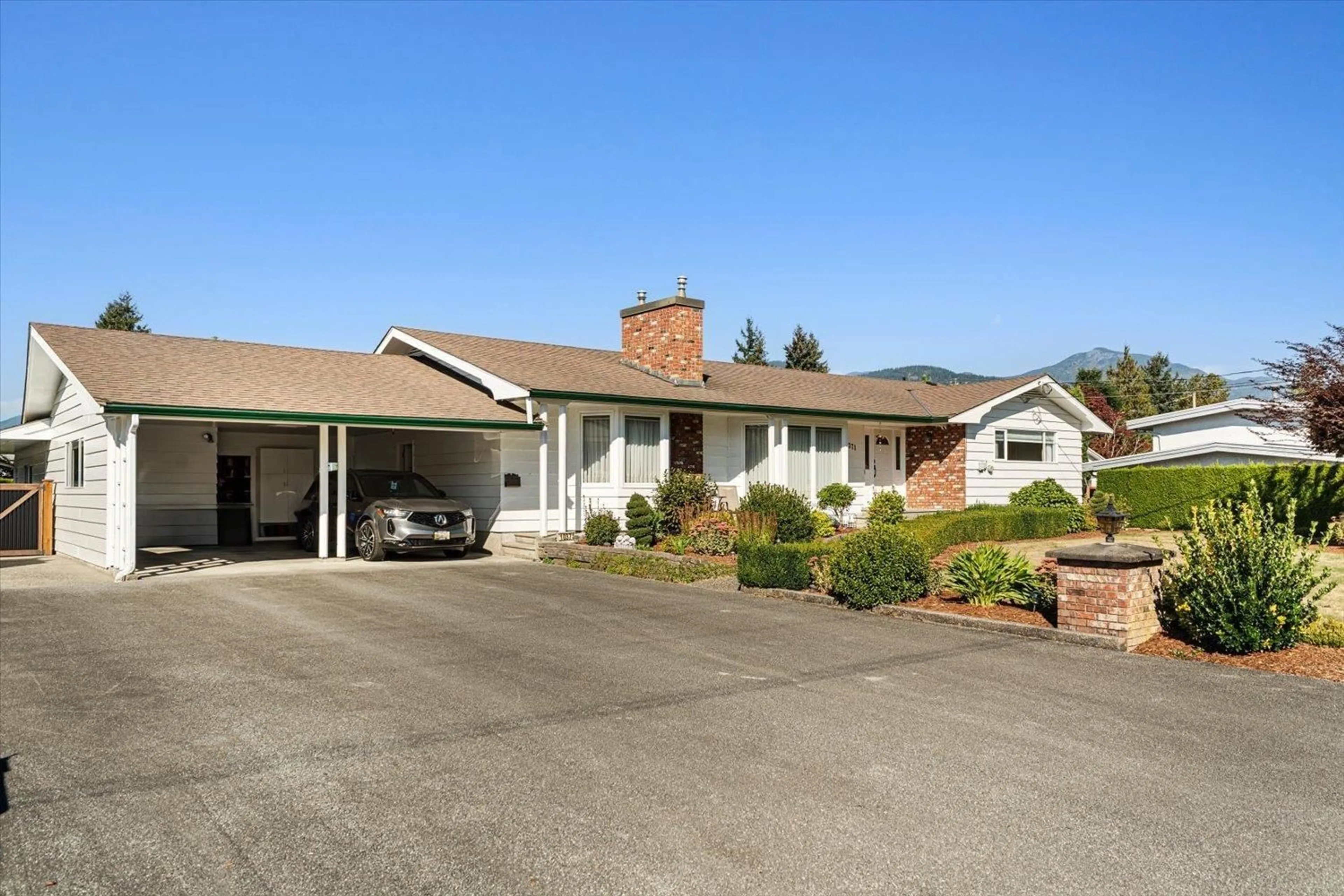 Home with vinyl exterior material, street for 10371 KENT ROAD, Chilliwack British Columbia V2P5X9