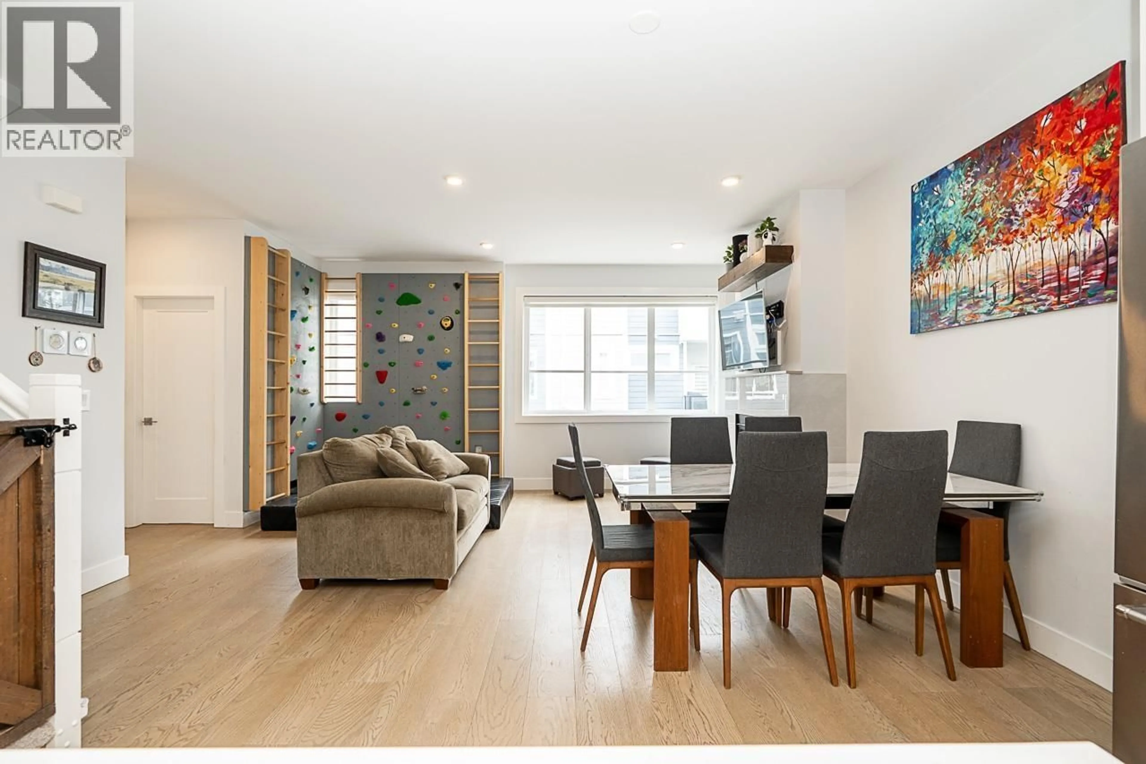 Living room with furniture, wood/laminate floor for 26 - 5377 8A AVENUE, Delta British Columbia V4M0E2