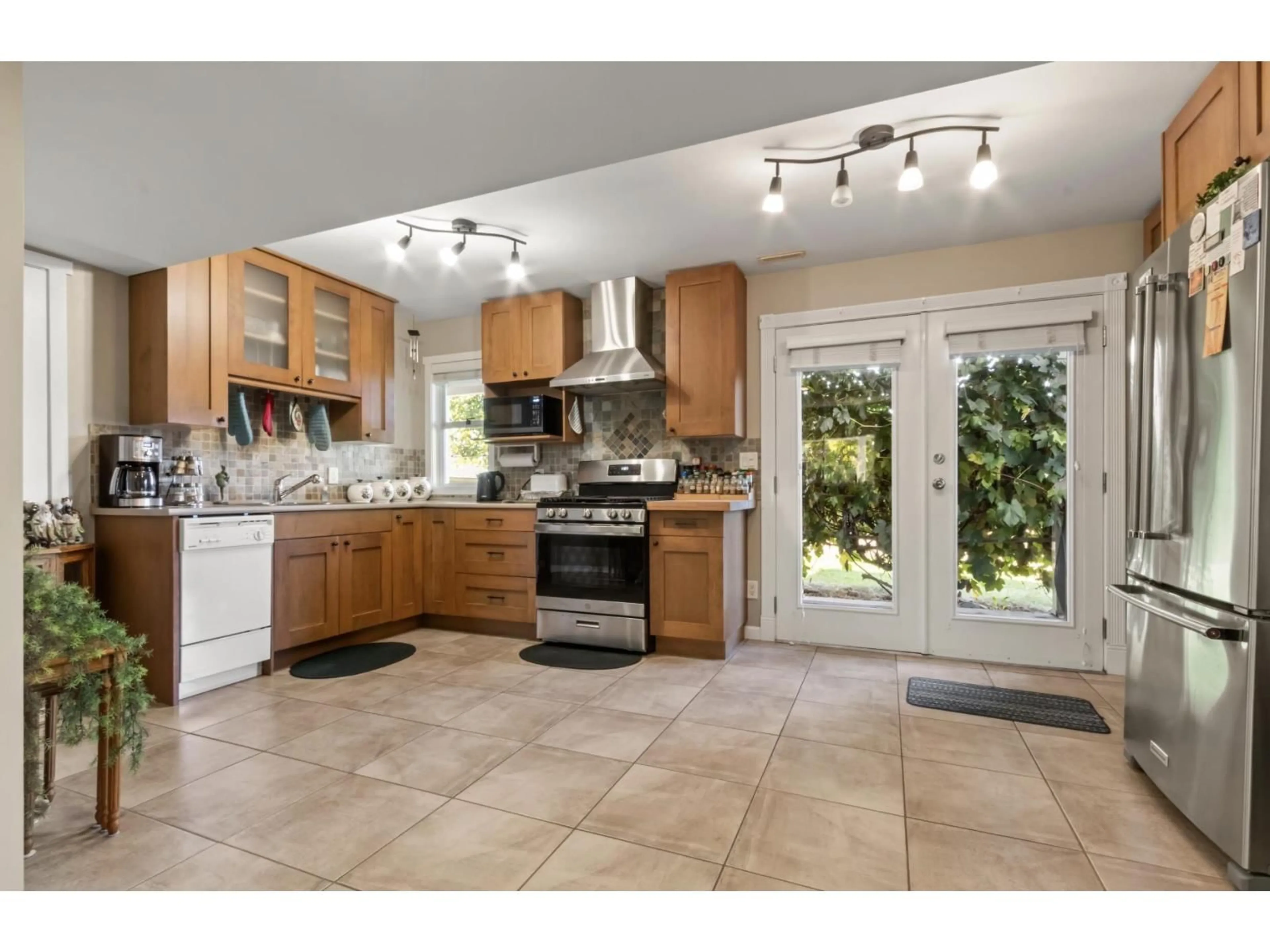 Open concept kitchen, ceramic/tile floor for 6445 SILVERTHORNE ROAD, Chilliwack British Columbia V2R2N6