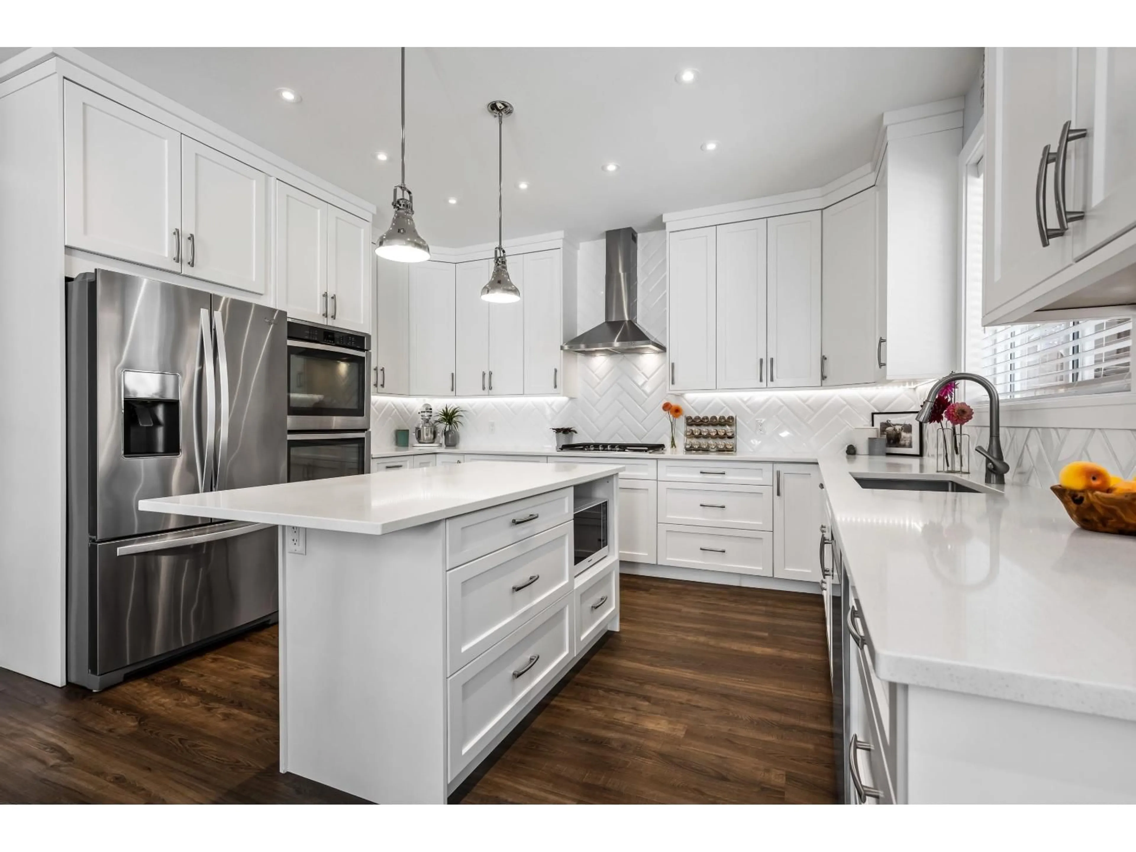 Contemporary kitchen, wood/laminate floor for 51225 ROWANNA CRESCENT, Chilliwack British Columbia V4Z0C5