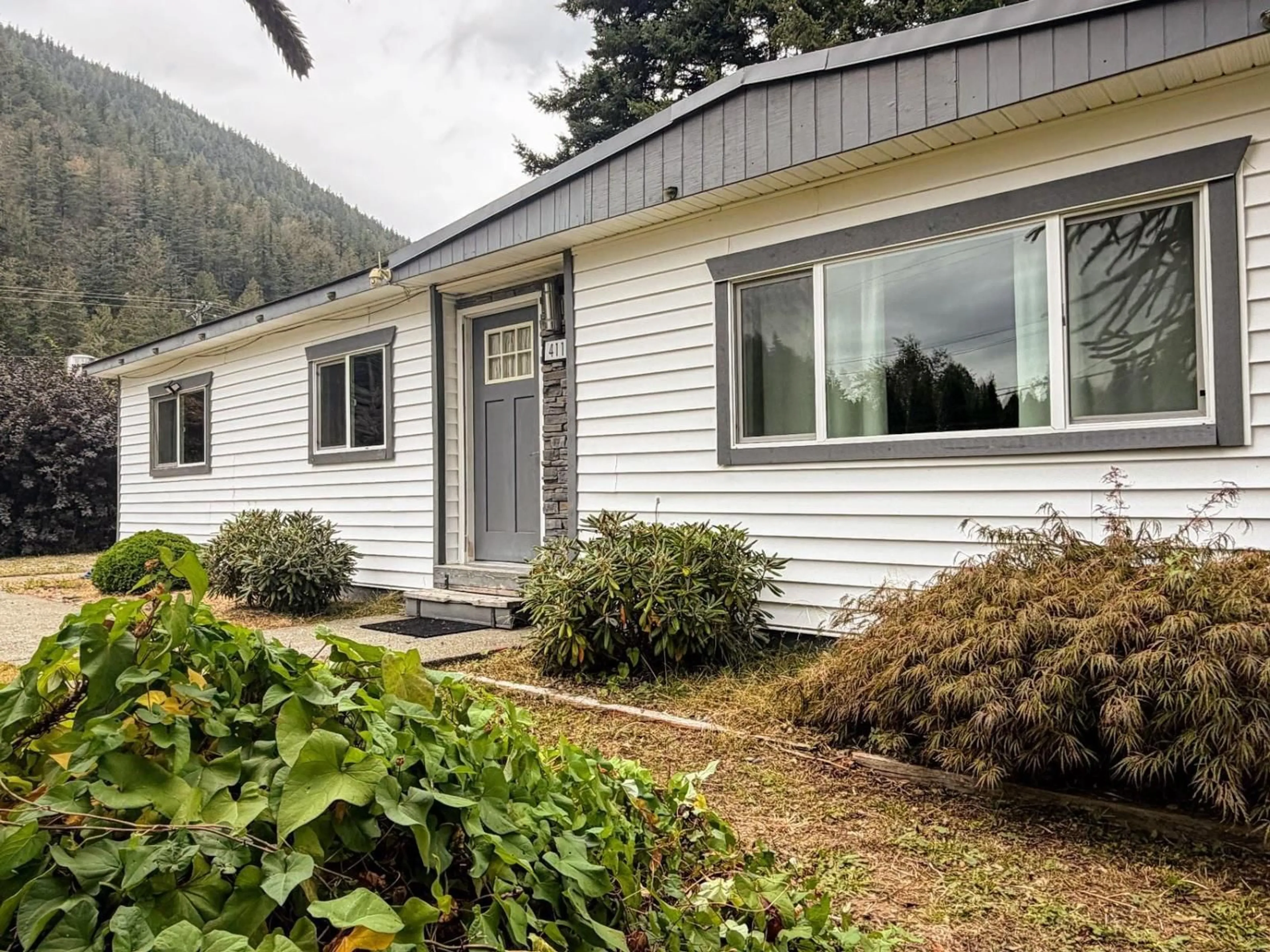 Home with vinyl exterior material, mountain view for 411 EMERALD AVENUE, Harrison Hot Springs British Columbia V0M1K0