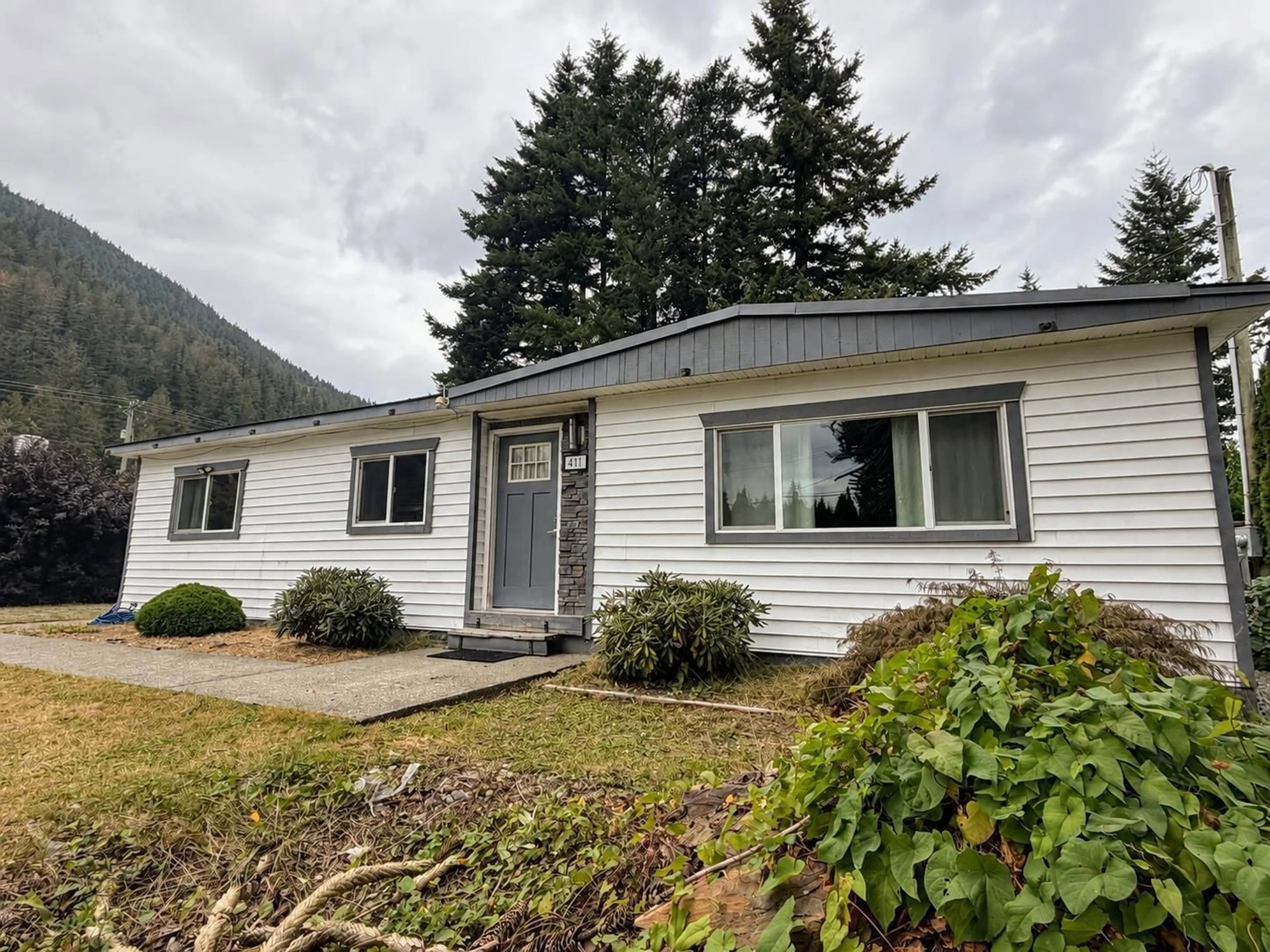 Home with vinyl exterior material, mountain view for 411 EMERALD AVENUE, Harrison Hot Springs British Columbia V0M1K0