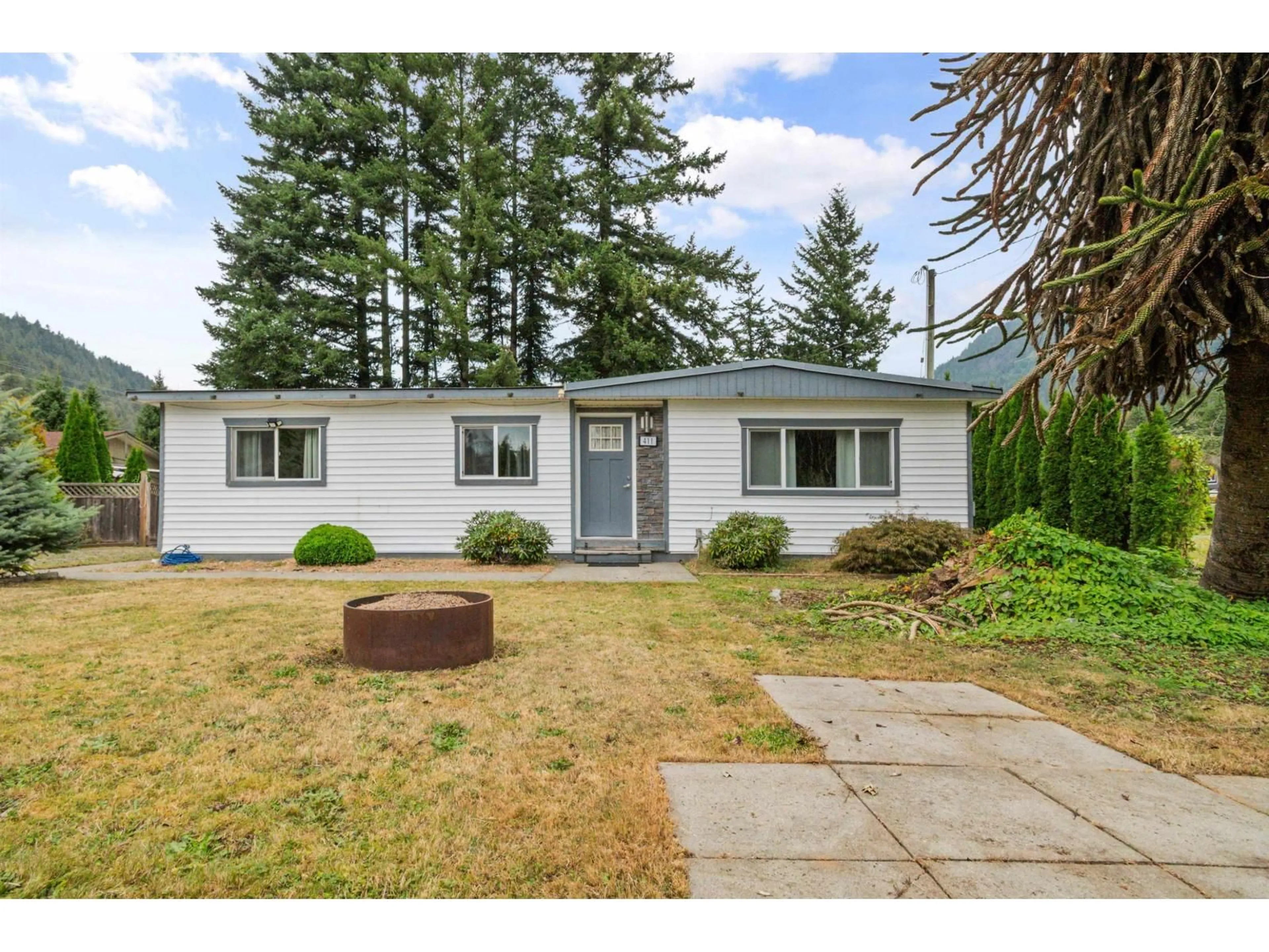 Home with vinyl exterior material, street for 411 EMERALD AVENUE, Harrison Hot Springs British Columbia V0M1K0