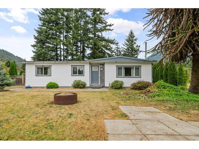 411 EMERALD AVENUE, Harrison Hot Springs 4