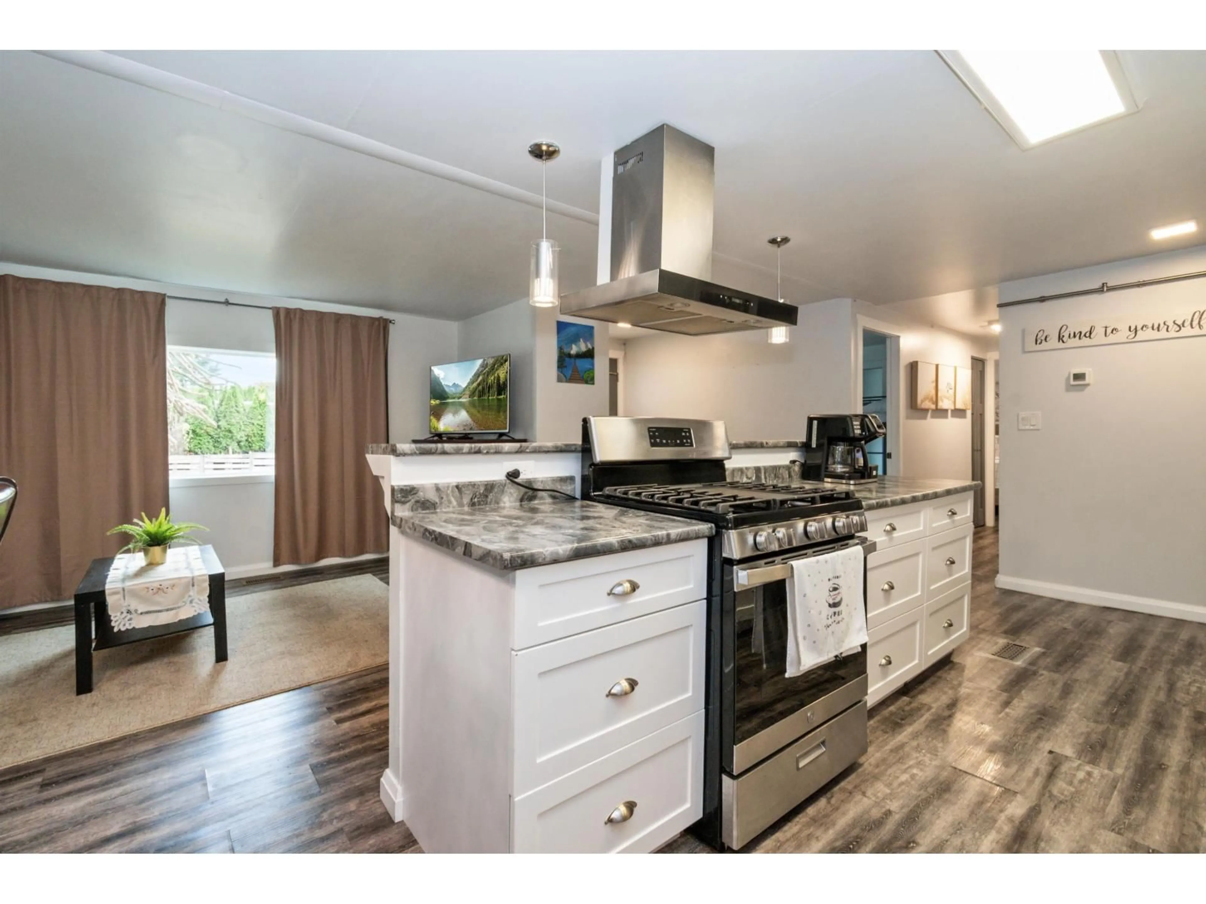 Open concept kitchen, unknown for 411 EMERALD AVENUE, Harrison Hot Springs British Columbia V0M1K0