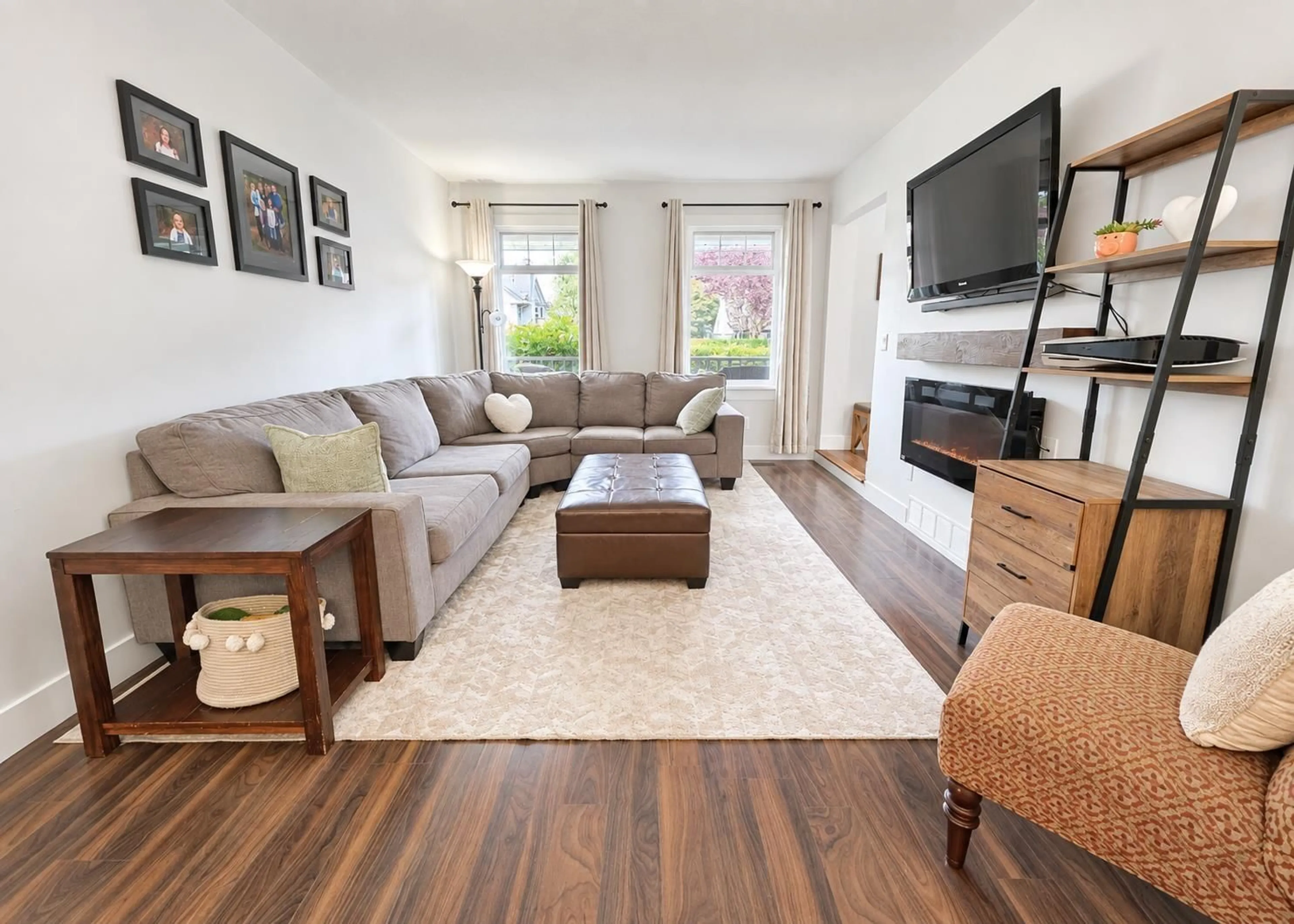 Living room with furniture, wood/laminate floor for 20986 93A AVENUE, Langley British Columbia V1M1R8
