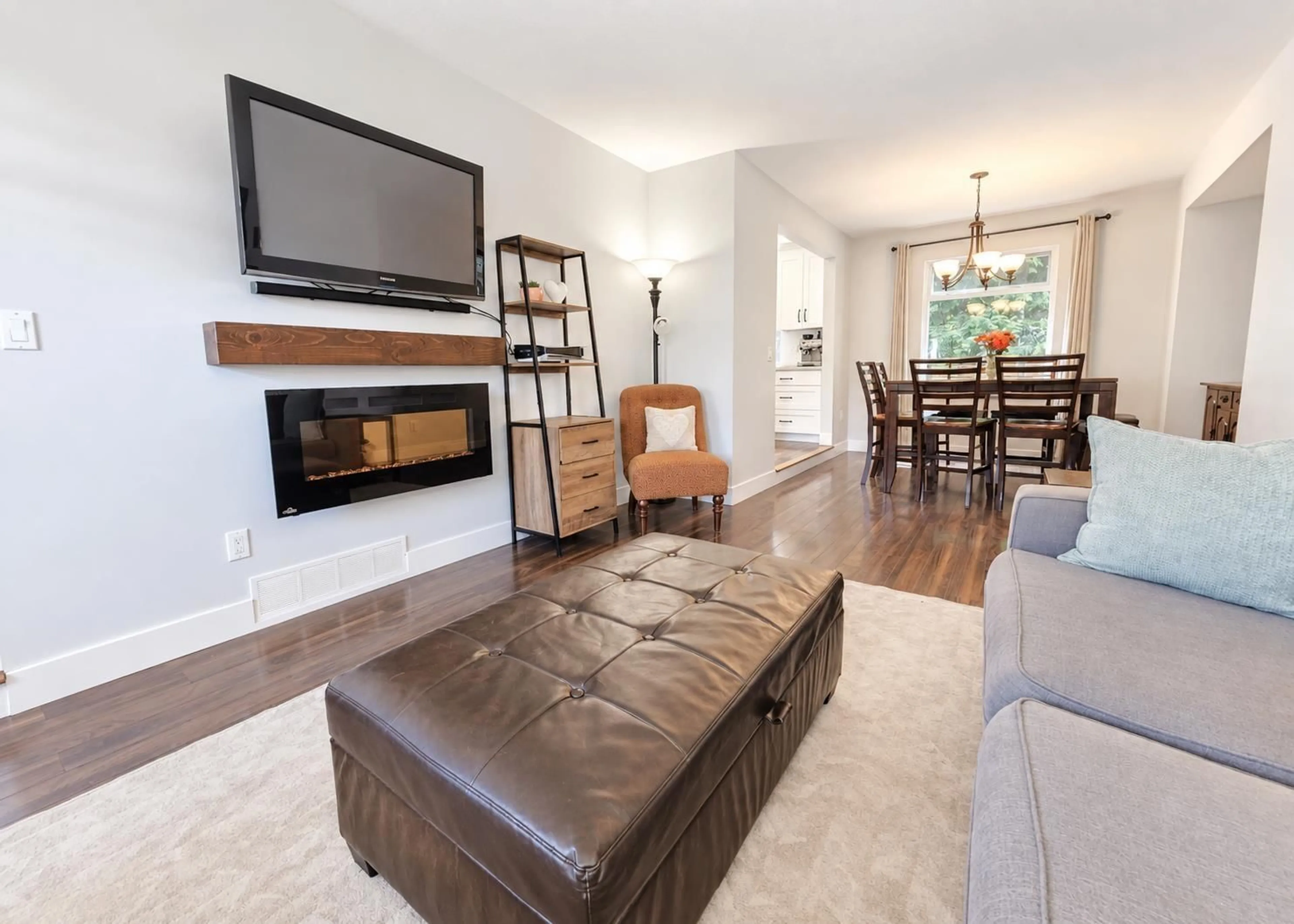 Living room with furniture, unknown for 20986 93A AVENUE, Langley British Columbia V1M1R8