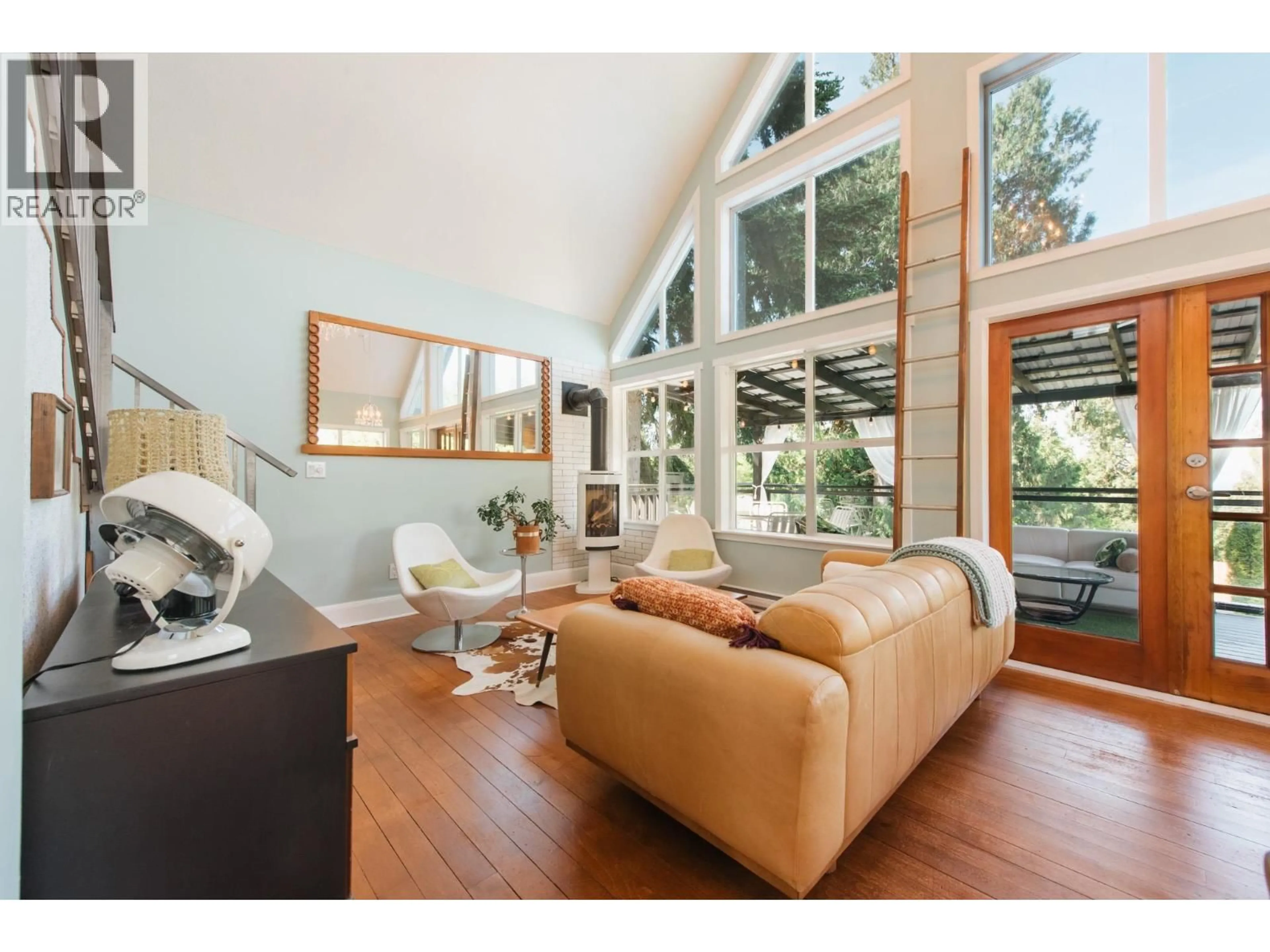 Living room with furniture, wood/laminate floor for 4981 GEER ROAD, Sechelt British Columbia V7Z0B9