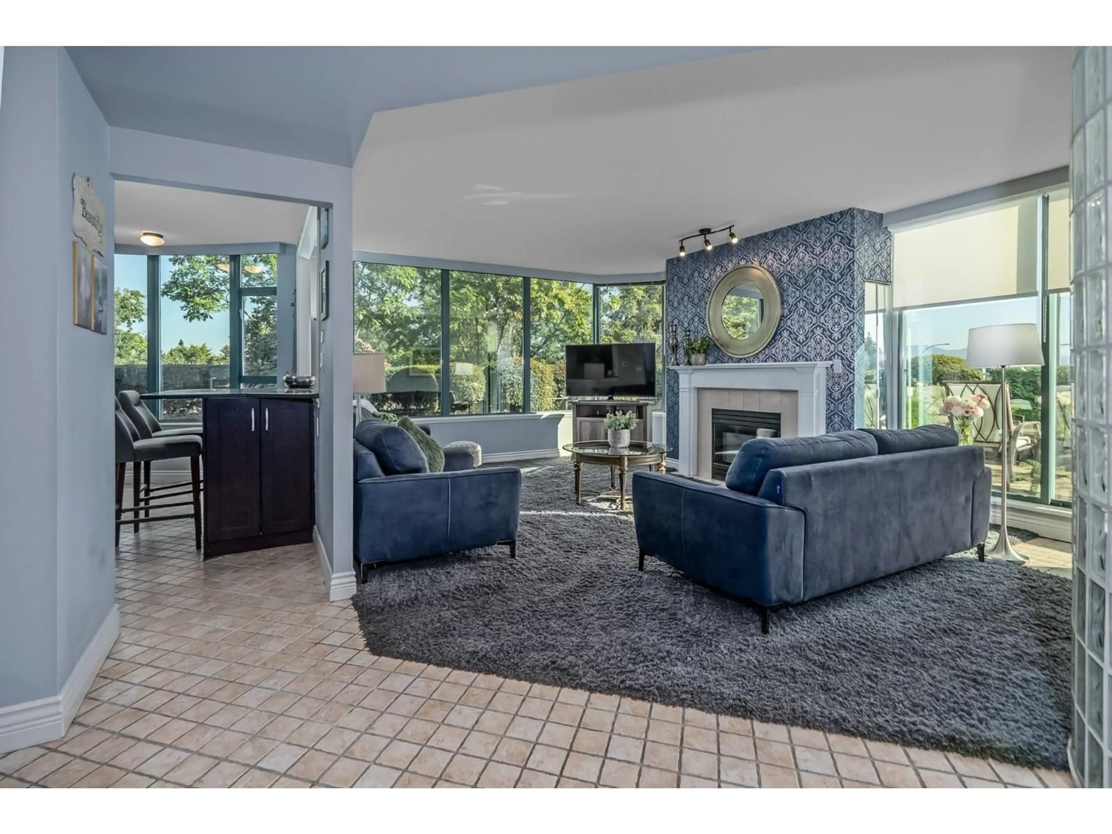 Living room with furniture, ceramic/tile floor for 302 - 32330 SOUTH FRASER WAY, Abbotsford British Columbia V2T1X1