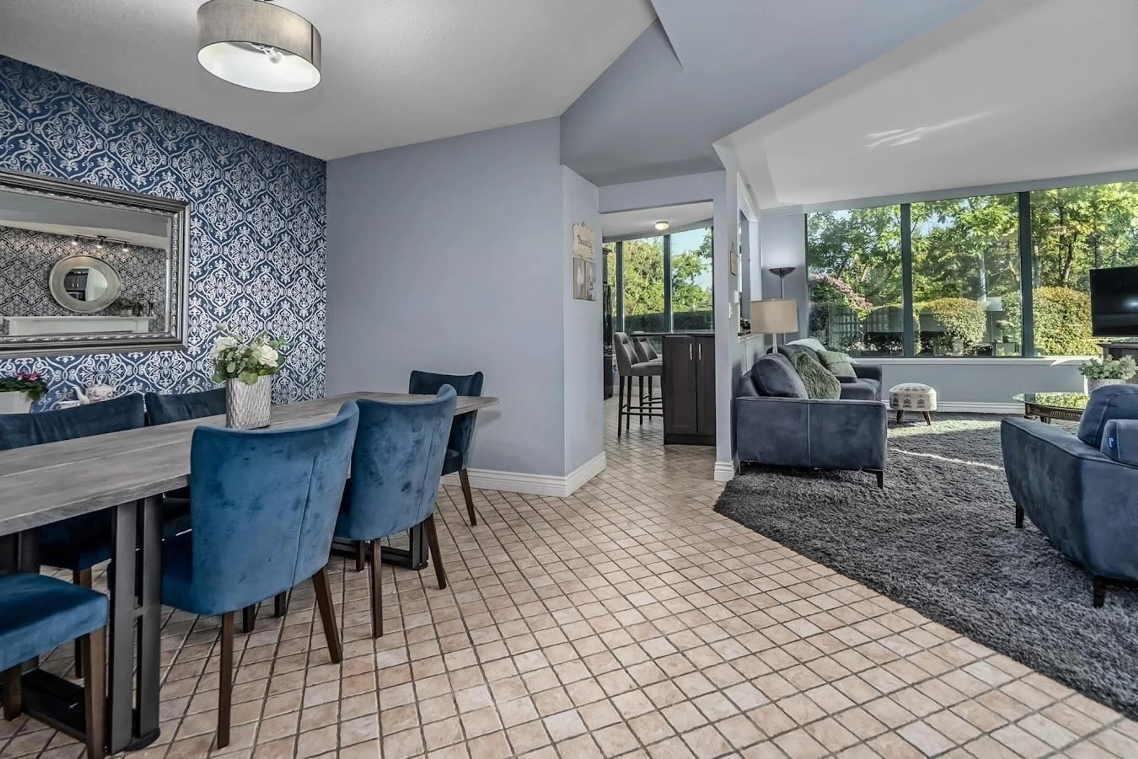 Living room with furniture, ceramic/tile floor for 302 - 32330 SOUTH FRASER WAY, Abbotsford British Columbia V2T1X1