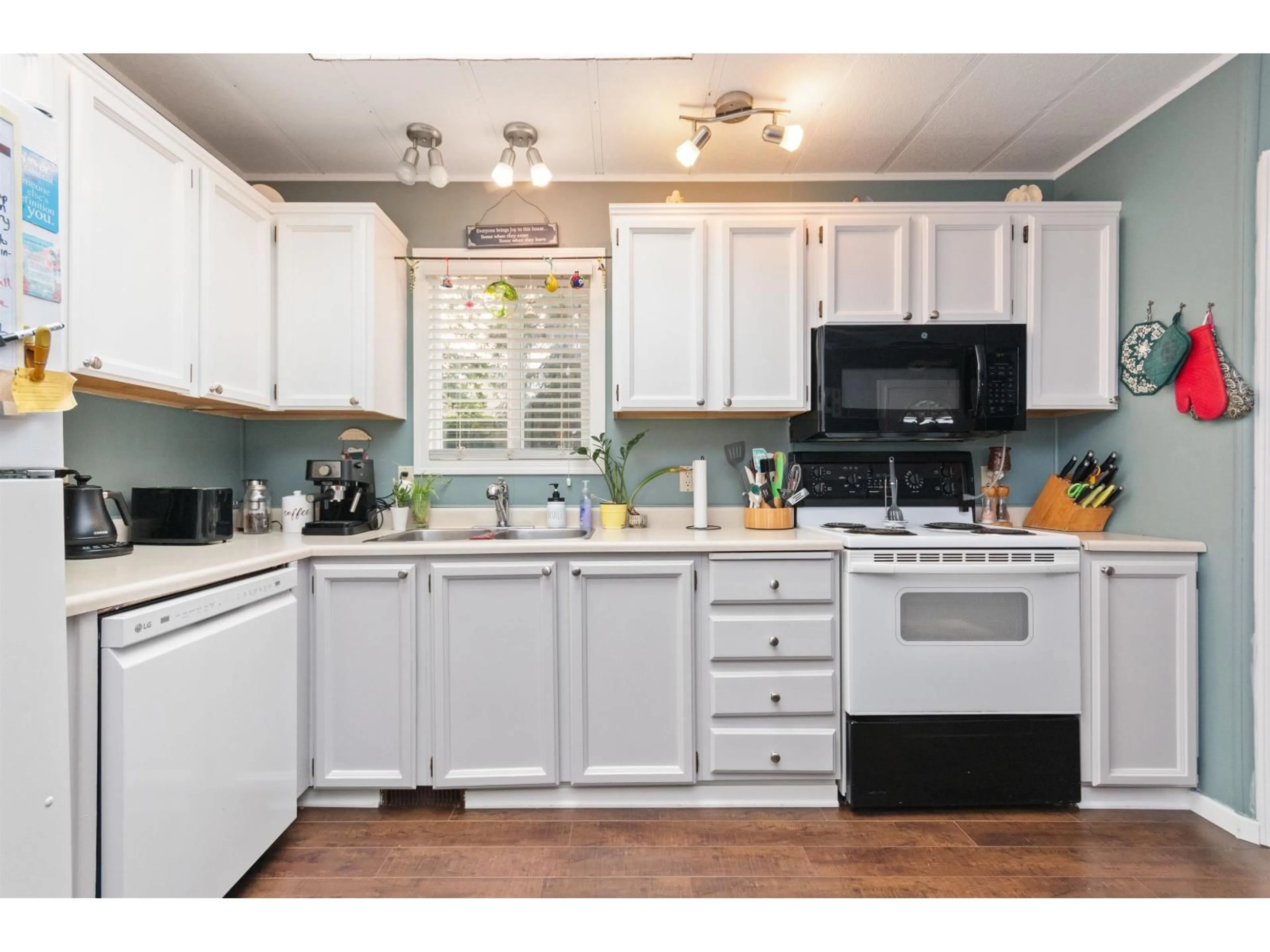 Standard kitchen, wood/laminate floor for 44840 KEITH WILSON ROAD, Chilliwack British Columbia V2R3J9