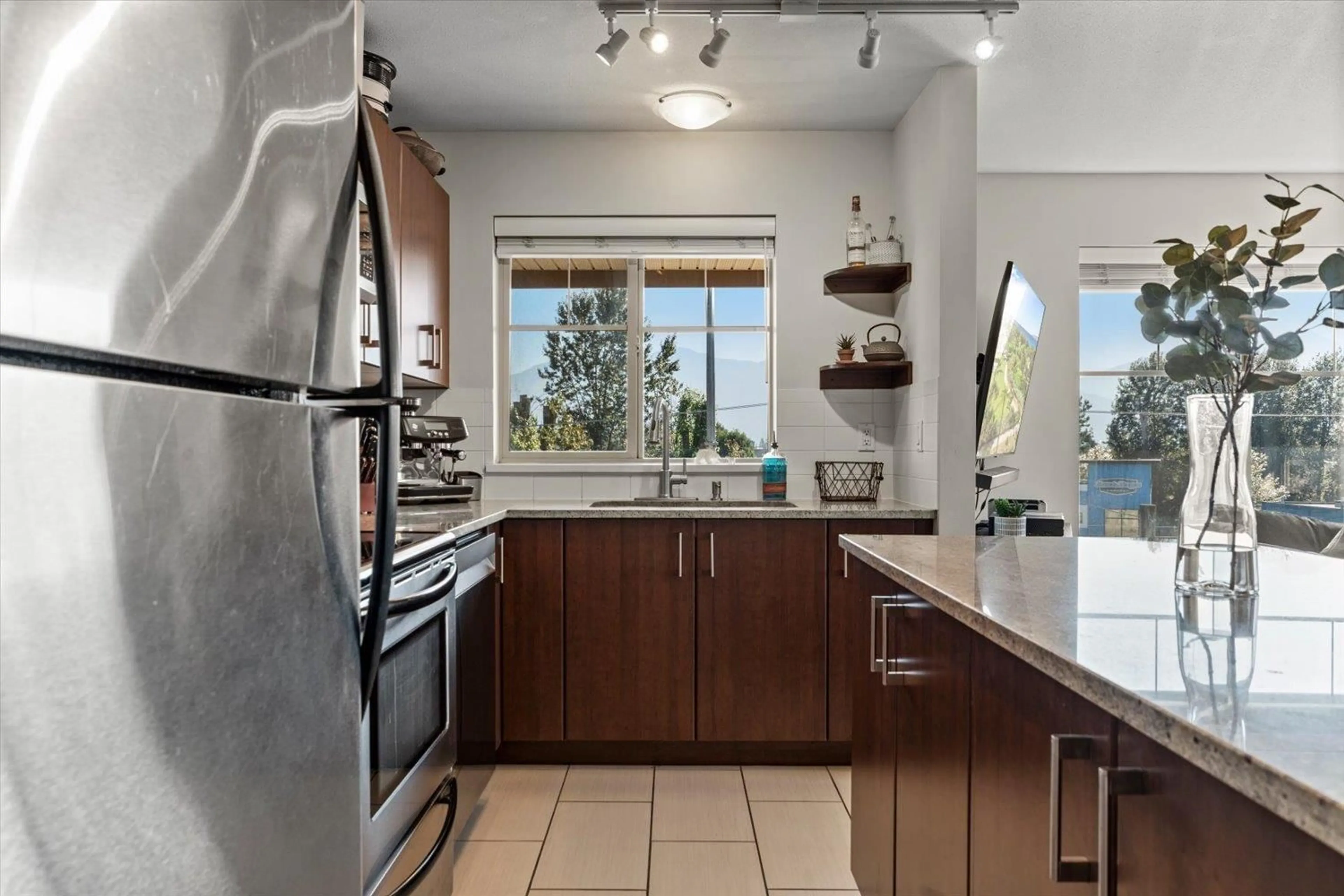 Open concept kitchen, ceramic/tile floor for 405 - 45555 YALE ROAD, Chilliwack British Columbia V2P0A9