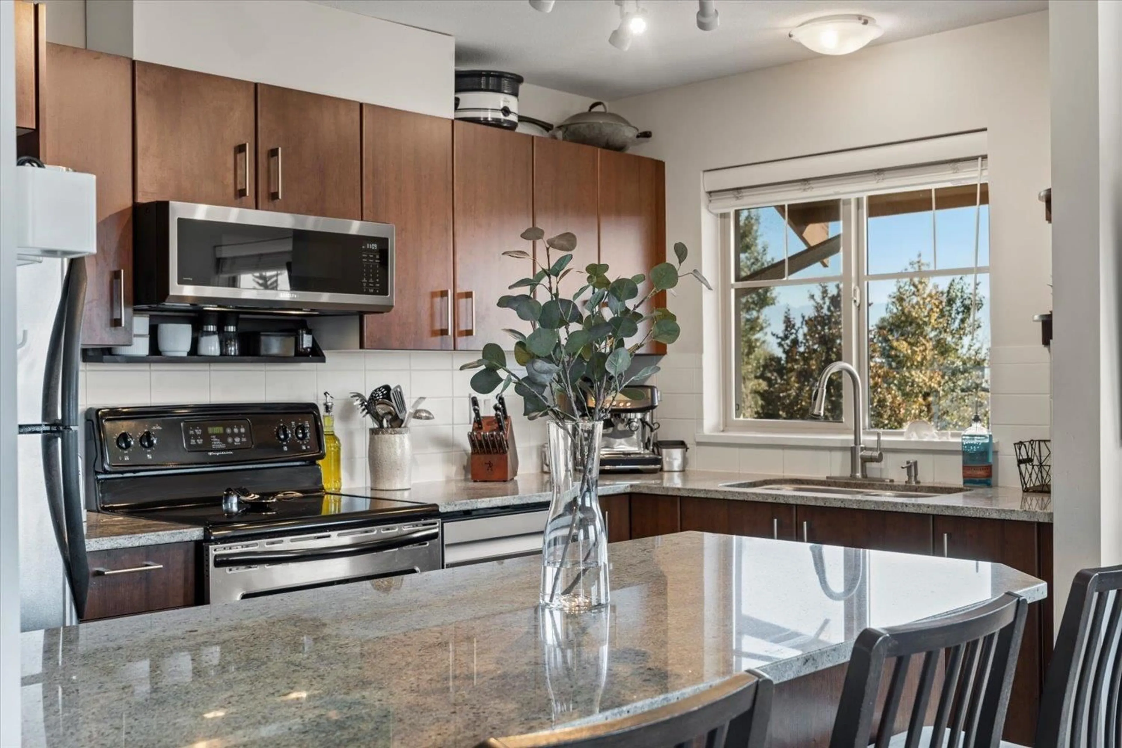 Open concept kitchen, ceramic/tile floor for 405 - 45555 YALE ROAD, Chilliwack British Columbia V2P0A9
