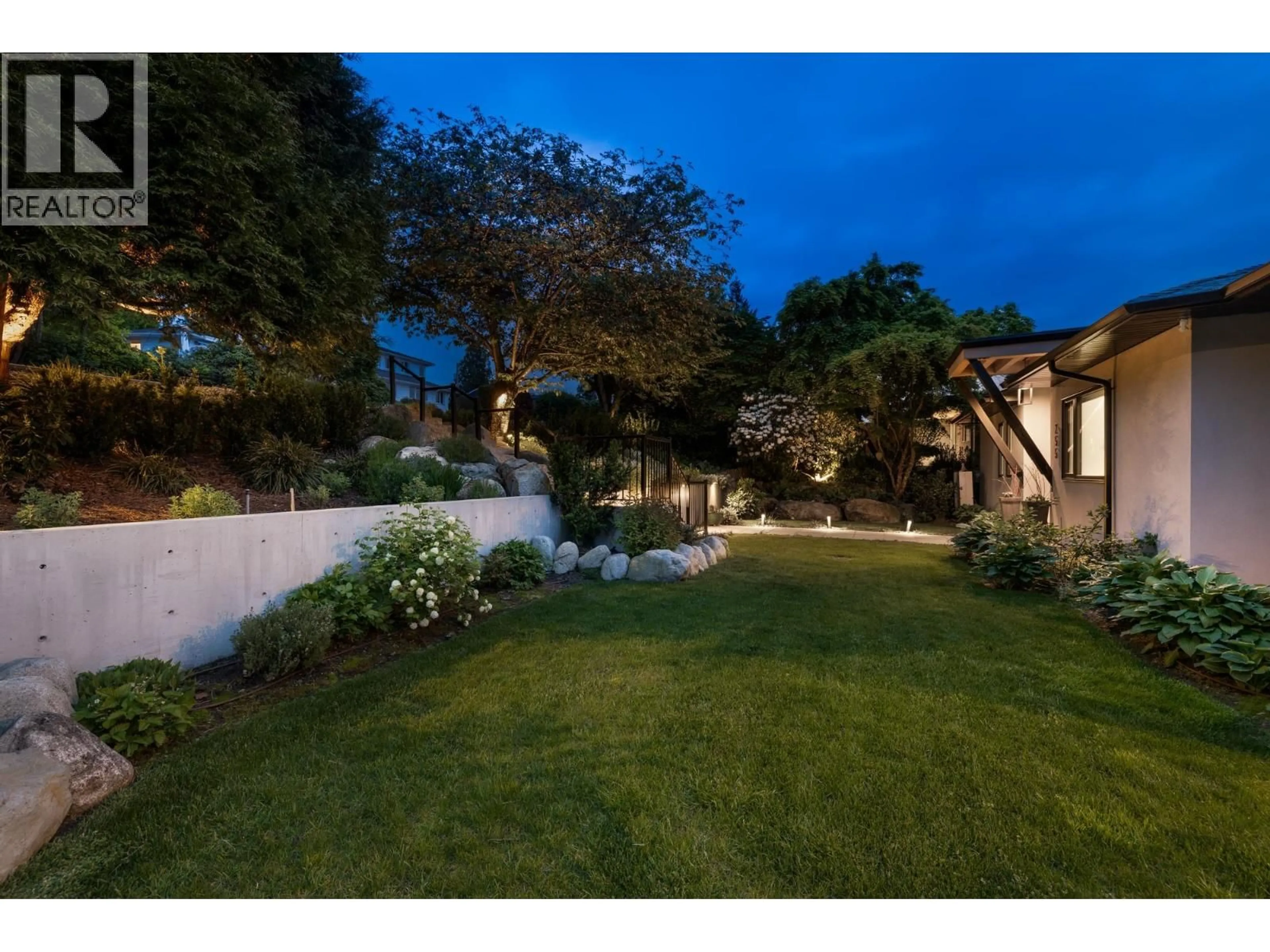 Patio, street for 255 SANDRINGHAM CRESCENT, North Vancouver British Columbia V7N2R7