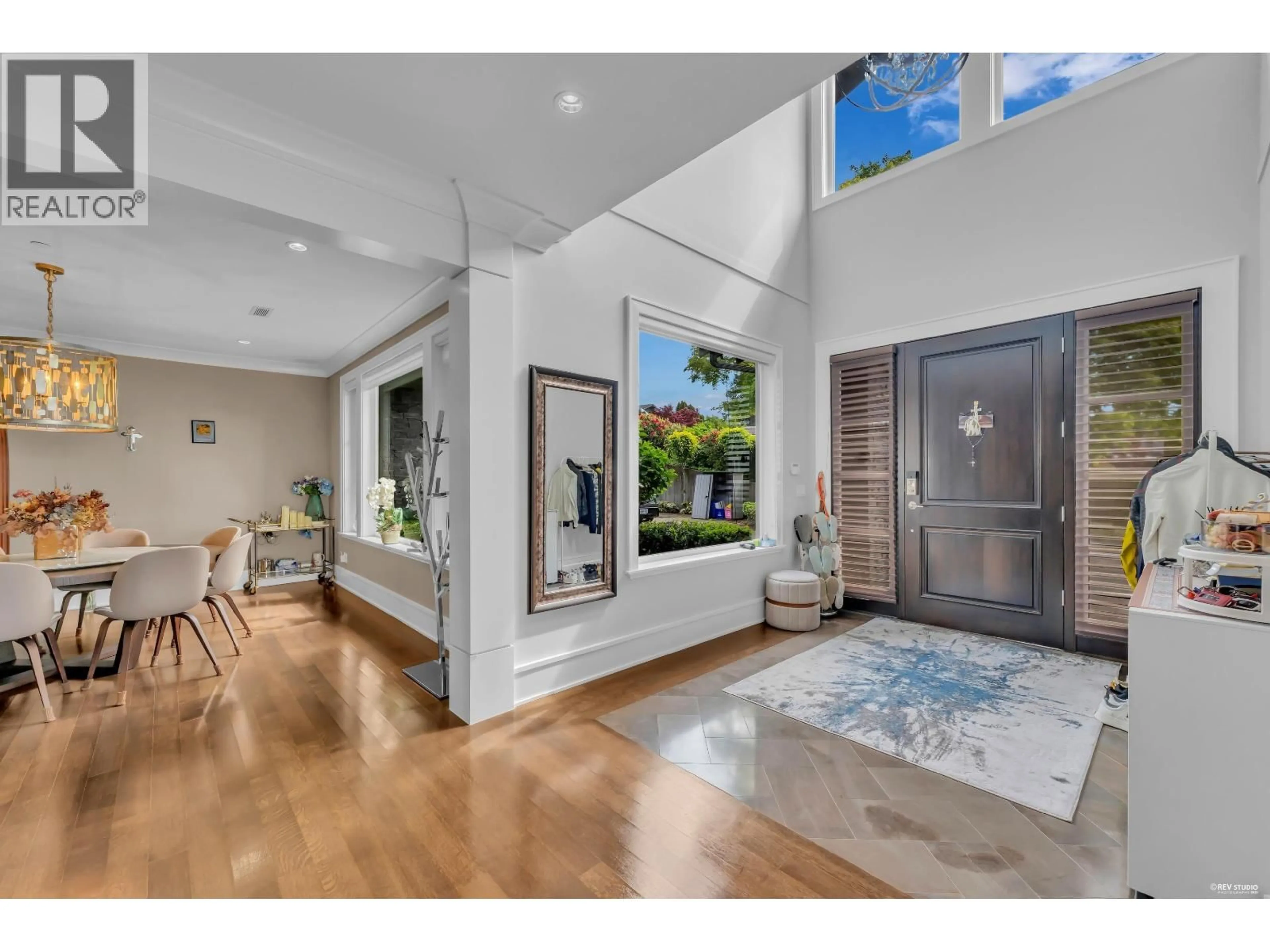 Indoor entryway for 1108 HIGHLAND PLACE, West Vancouver British Columbia V7S2H5