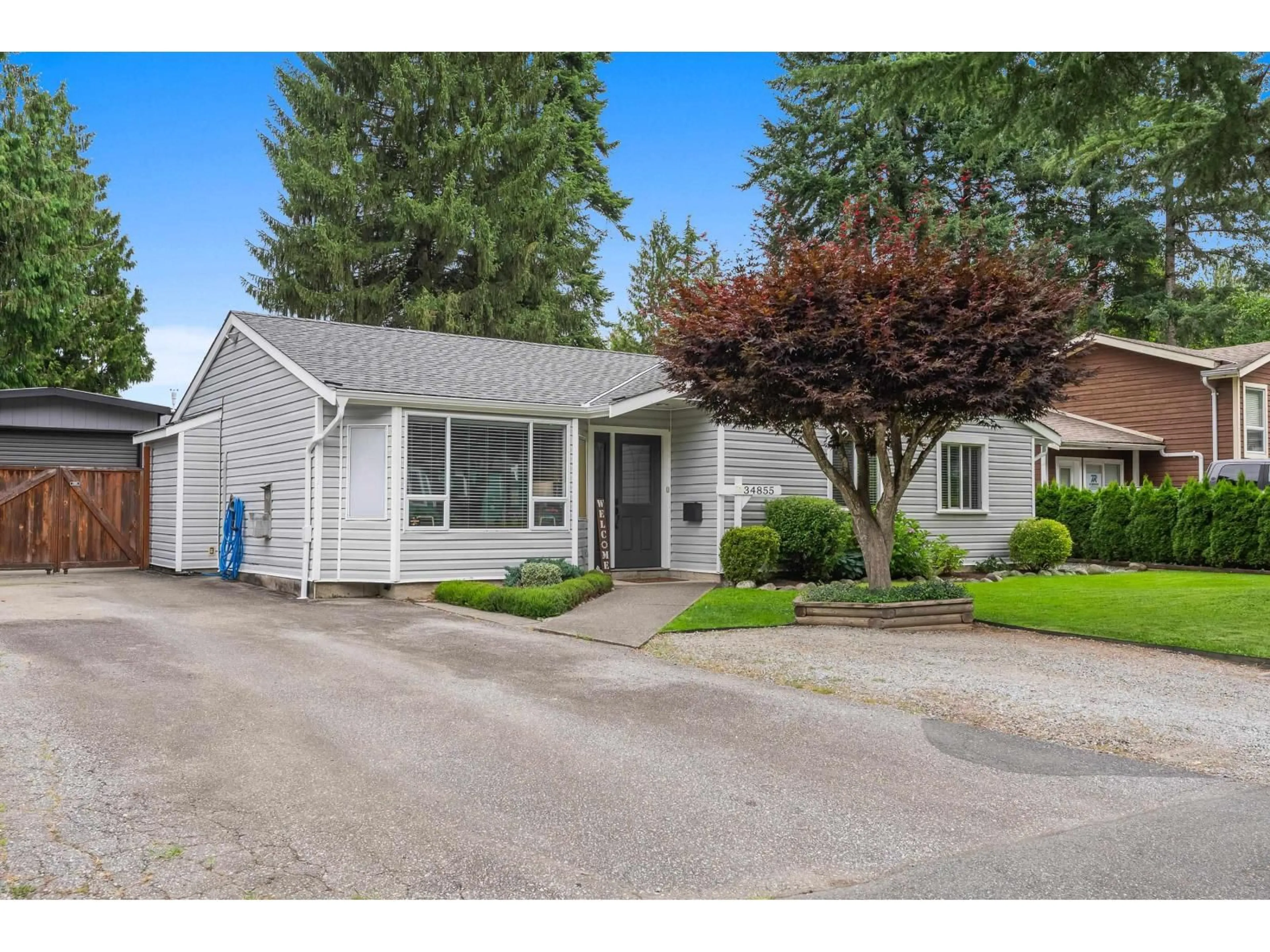Home with vinyl exterior material, street for 34855 LABURNUM AVENUE, Abbotsford British Columbia V2S5J3