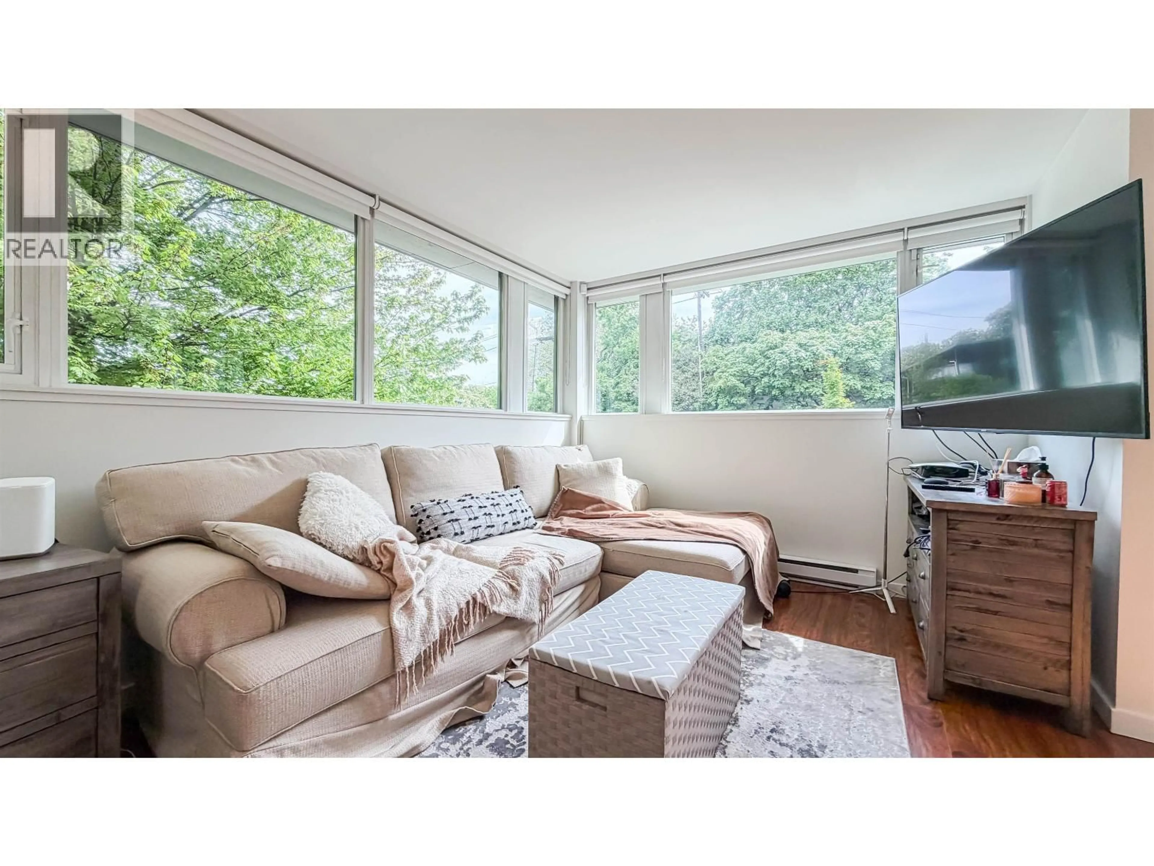 Living room with furniture, wood/laminate floor for 390 11TH AVENUE, Vancouver British Columbia V5T4V9