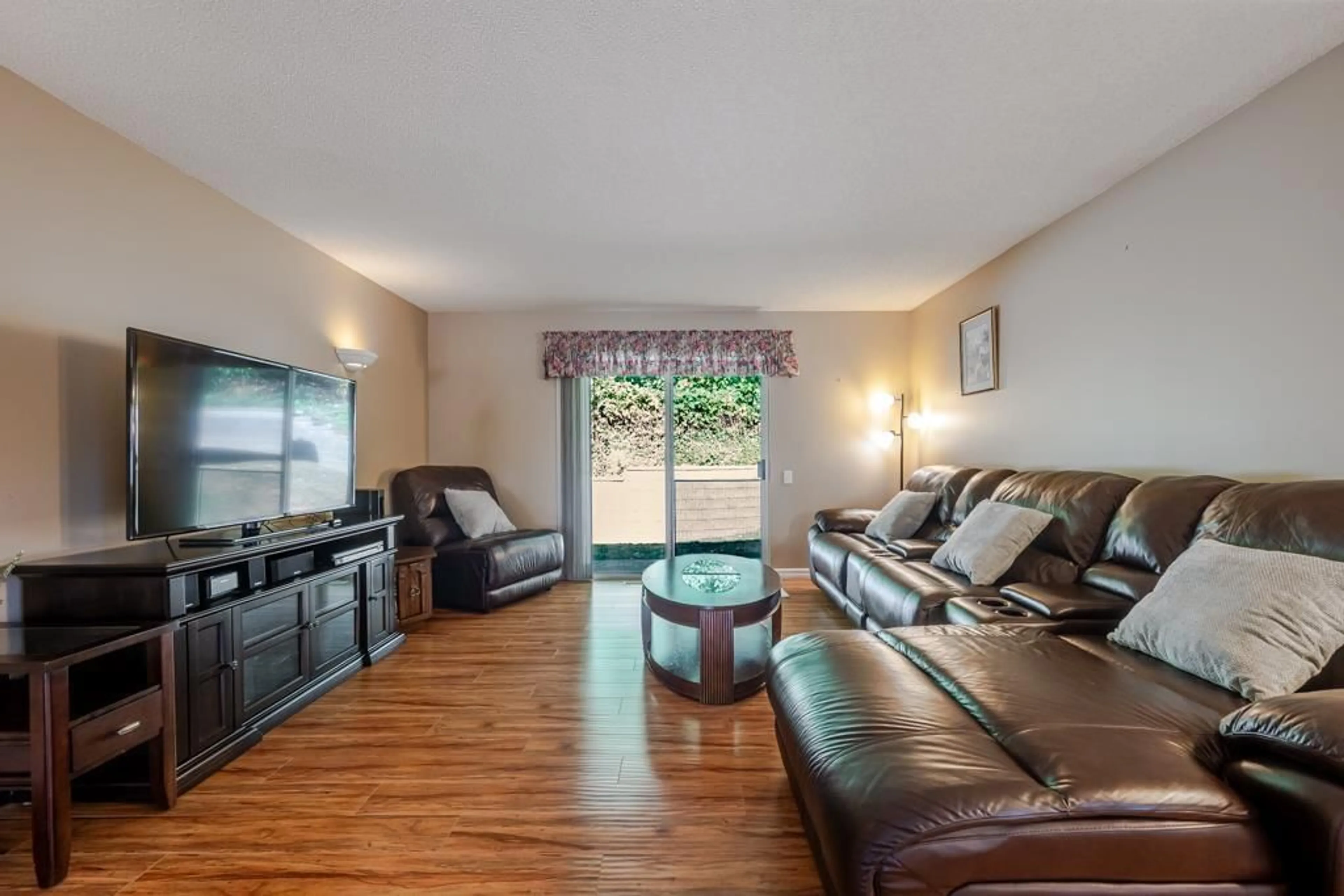 Living room with furniture, wood/laminate floor for 4 - 3051 CROSSLEY DRIVE, Abbotsford British Columbia V2T5R4