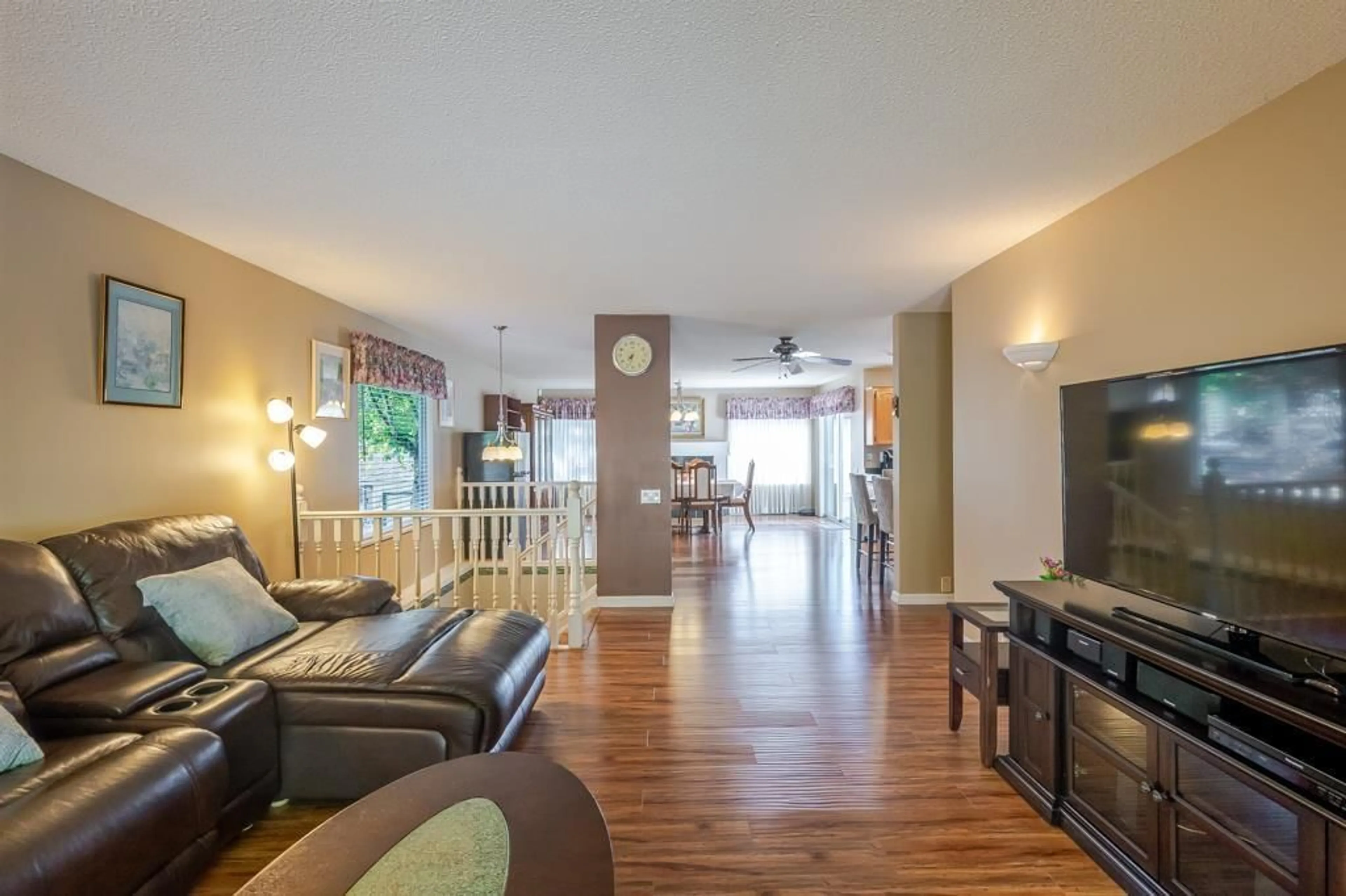 Living room with furniture, wood/laminate floor for 4 - 3051 CROSSLEY DRIVE, Abbotsford British Columbia V2T5R4