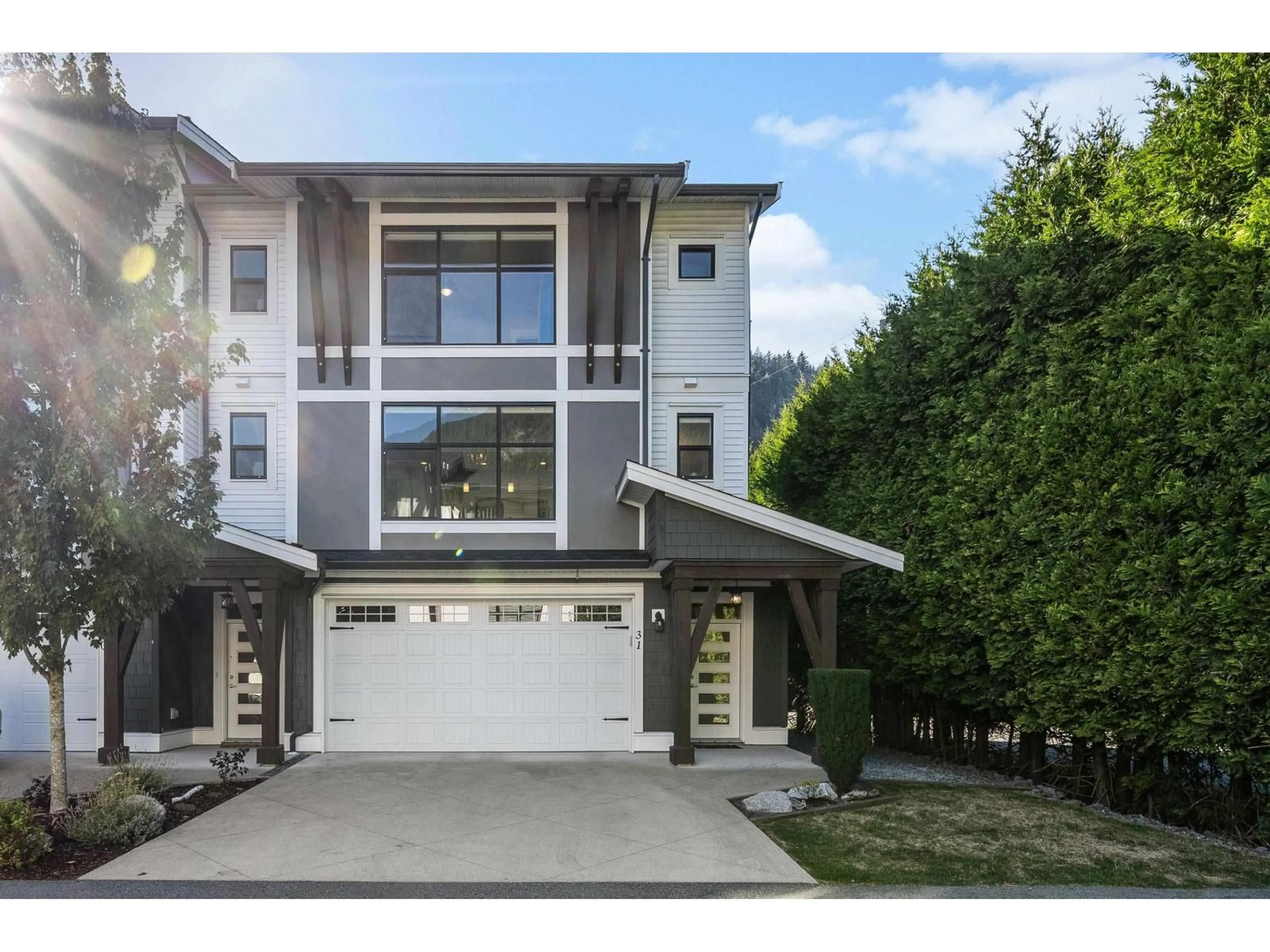 Home with vinyl exterior material, street for 31 - 386 PINE AVENUE, Harrison Hot Springs British Columbia V0M1K0
