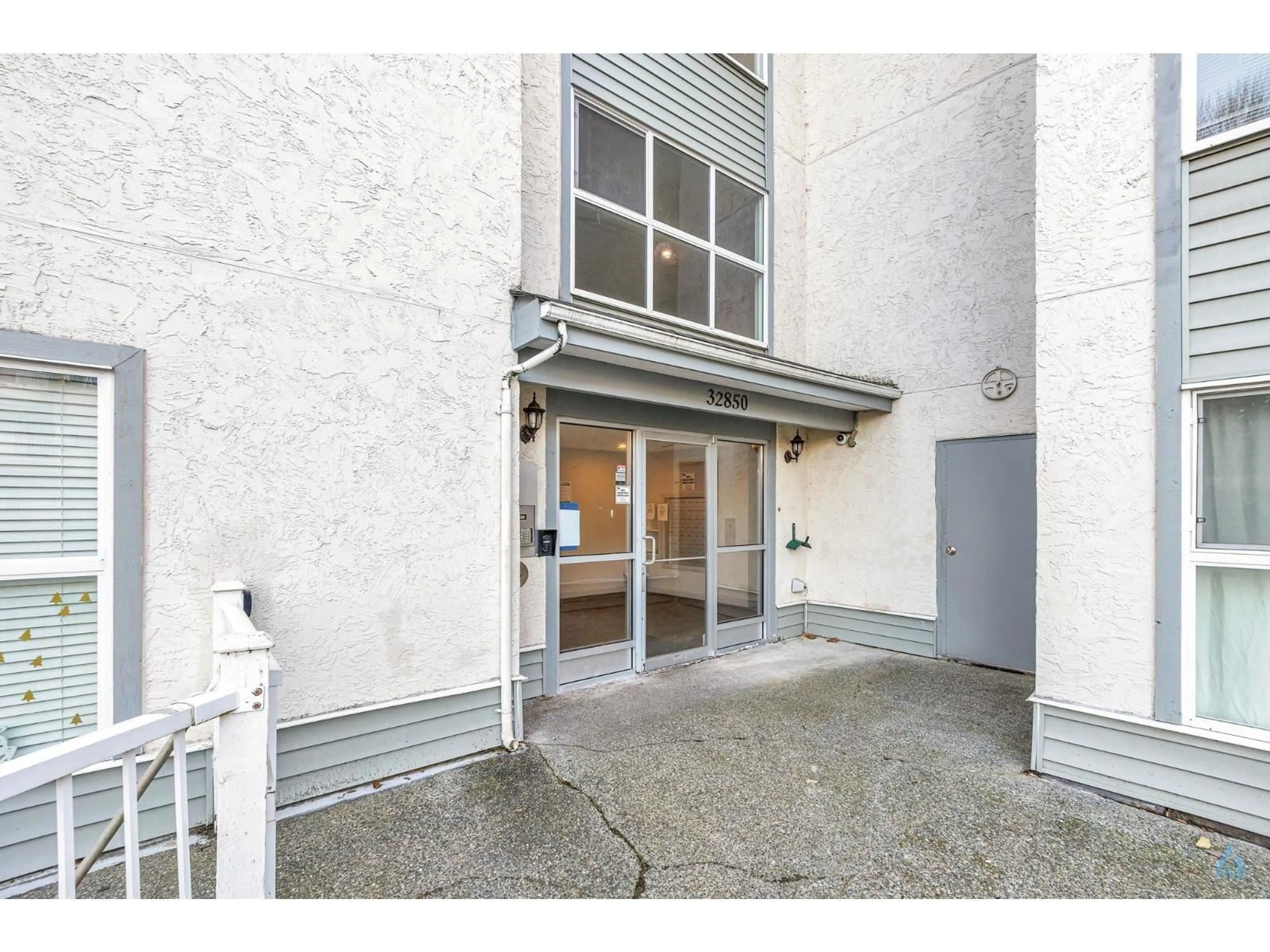Indoor foyer for 229 - 32850 GEORGE FERGUSON WAY, Abbotsford British Columbia V2S7K1