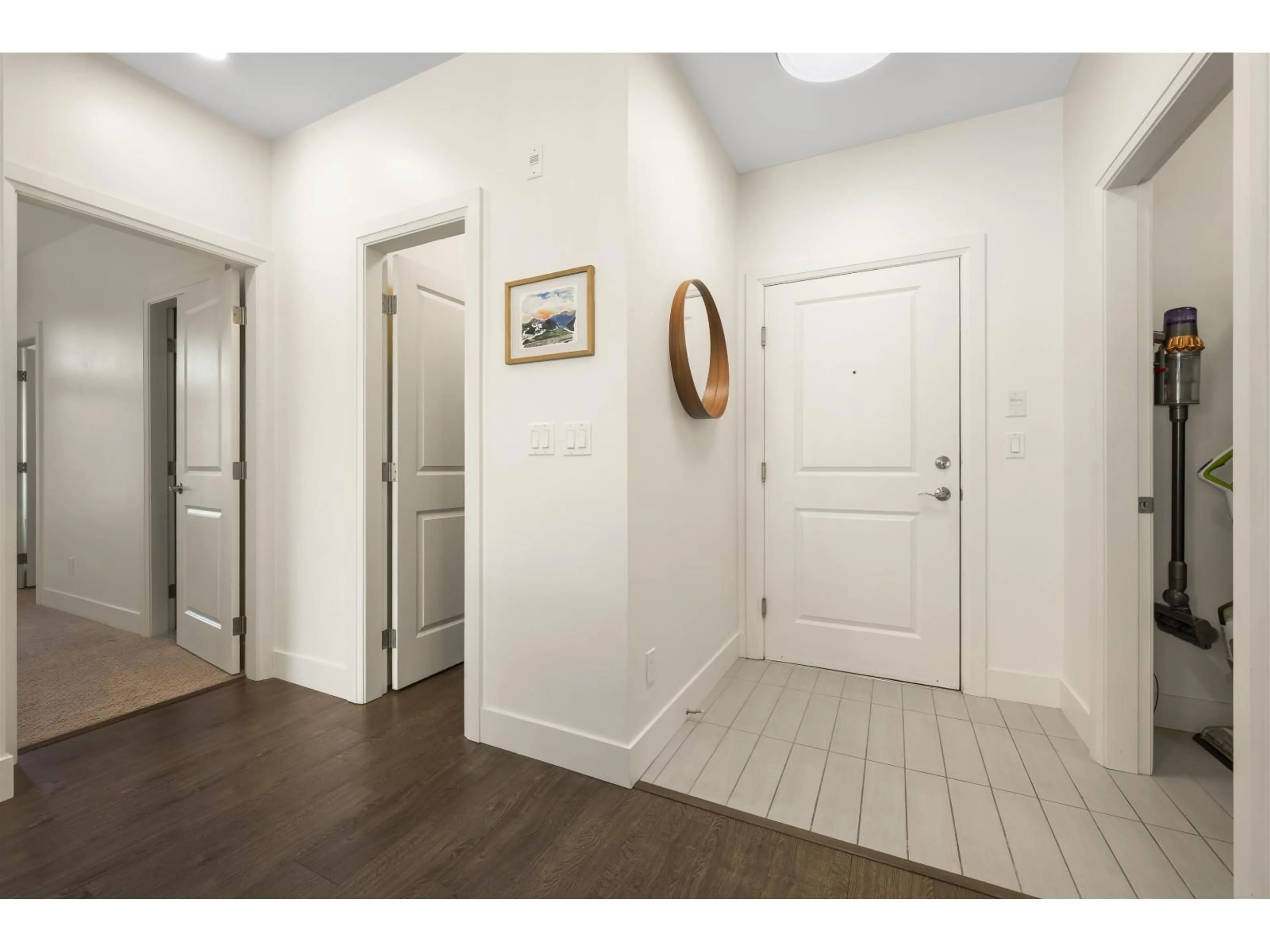 Indoor entryway for 204 - 45389 CHEHALIS DRIVE, Chilliwack British Columbia V2R0S1