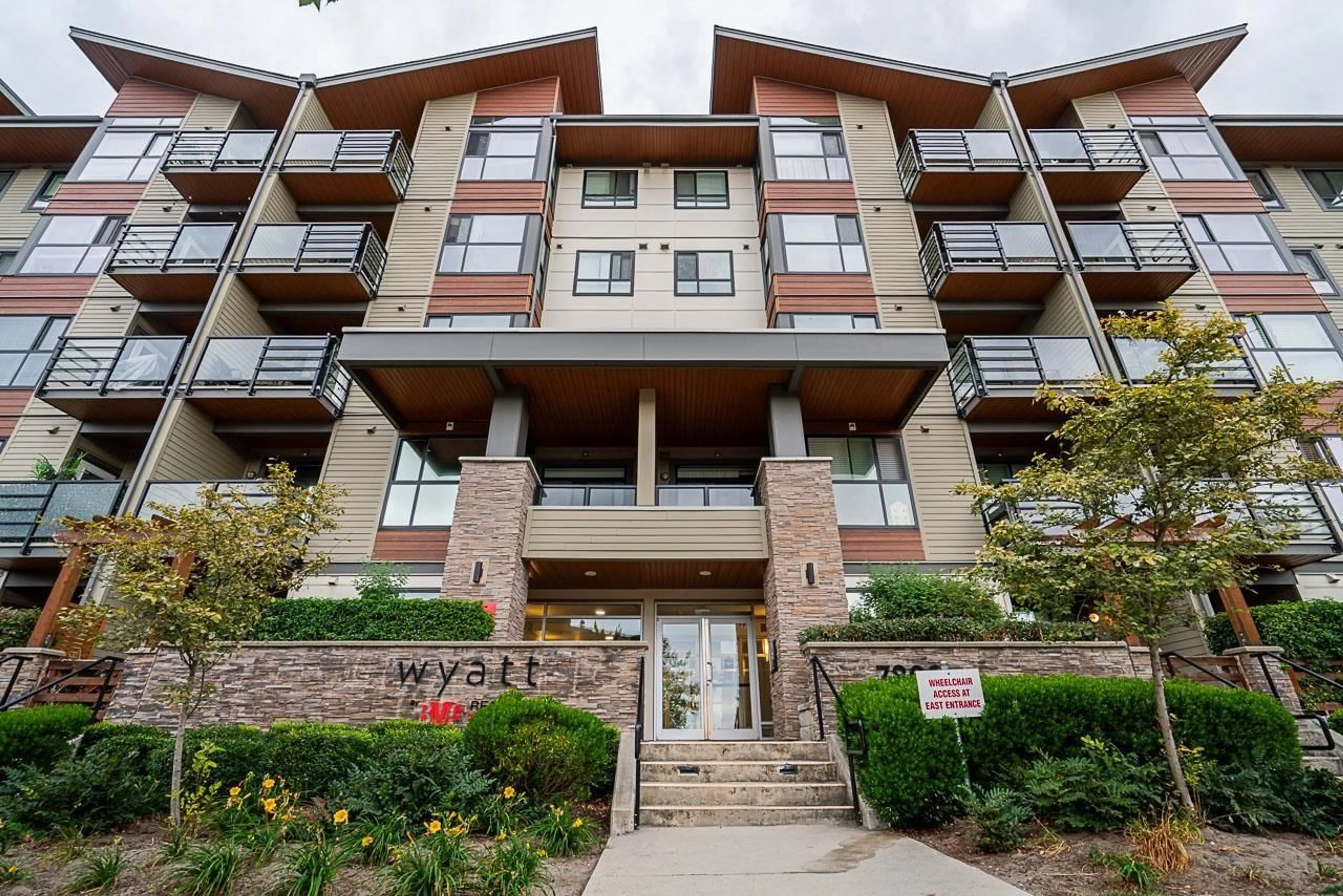 Indoor foyer for 108 - 7809 209 STREET, Langley British Columbia V2Y3N6