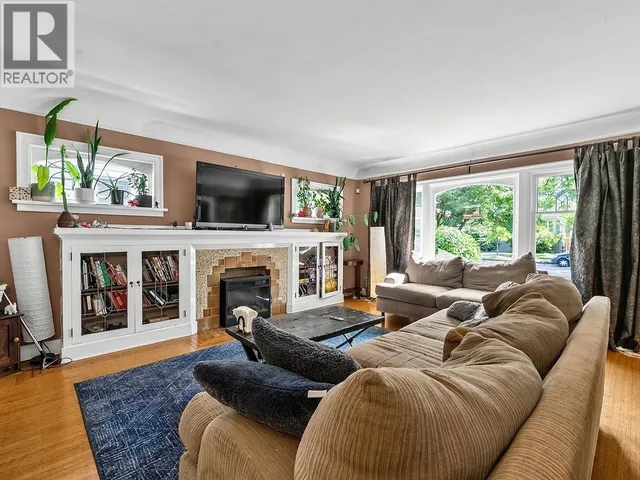 2521 KITCHENER STREET, Vancouver 3