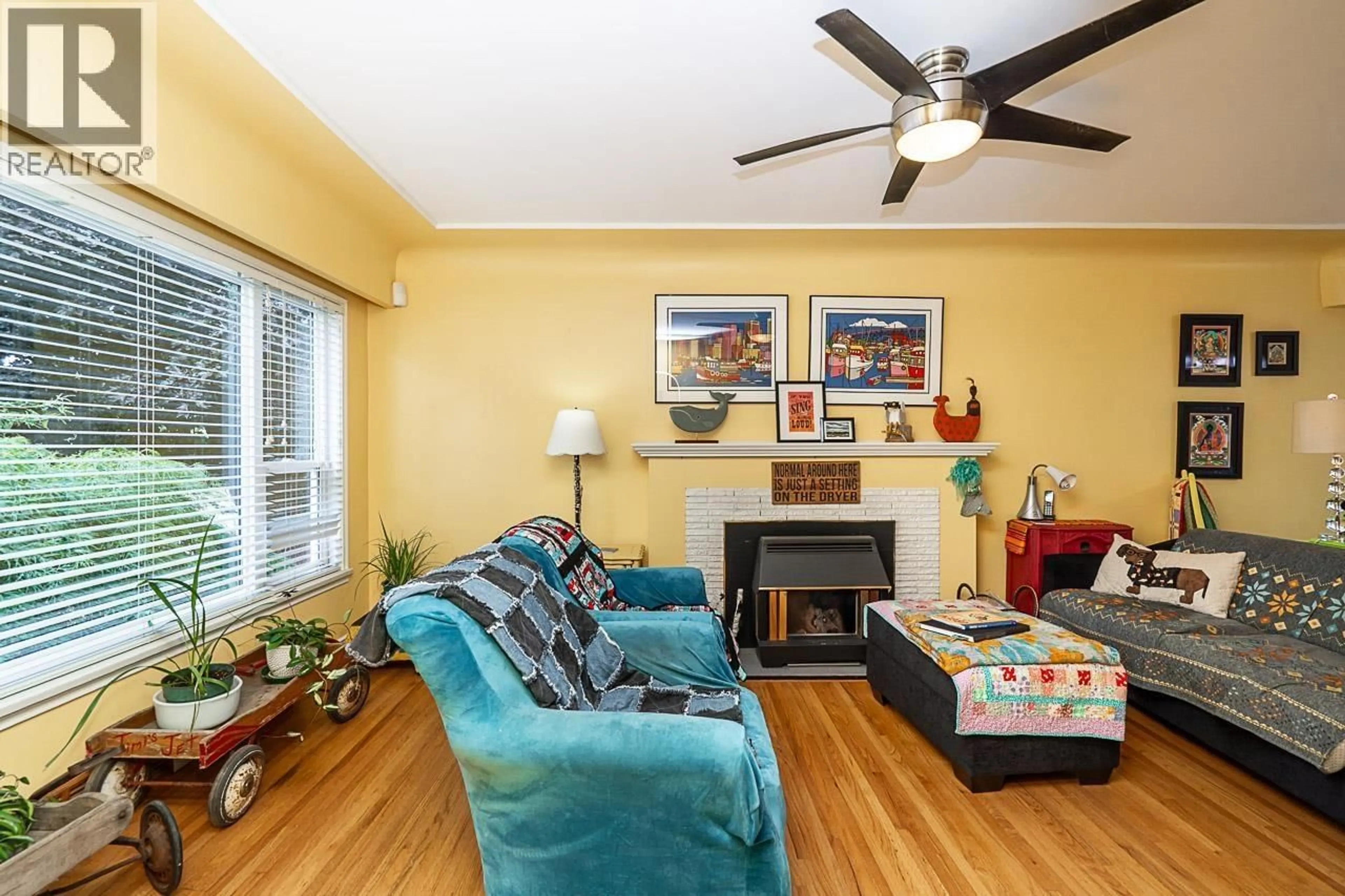 Living room with furniture, wood/laminate floor for 11740 CARSHILL STREET, Maple Ridge British Columbia V2X5P2