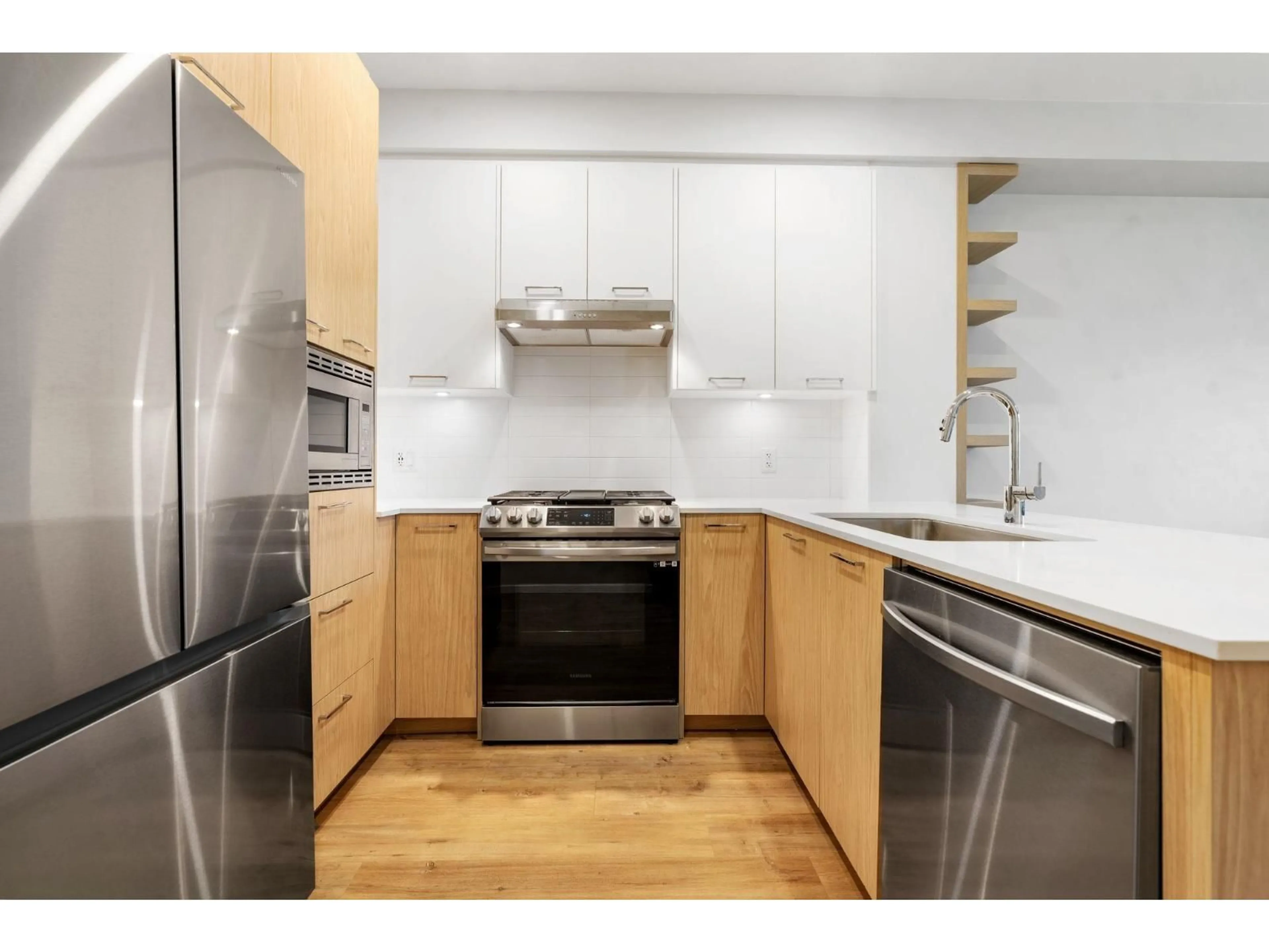 Standard kitchen, wood/laminate floor for 509 - 3317 148 STREET, Surrey British Columbia V4P0H9