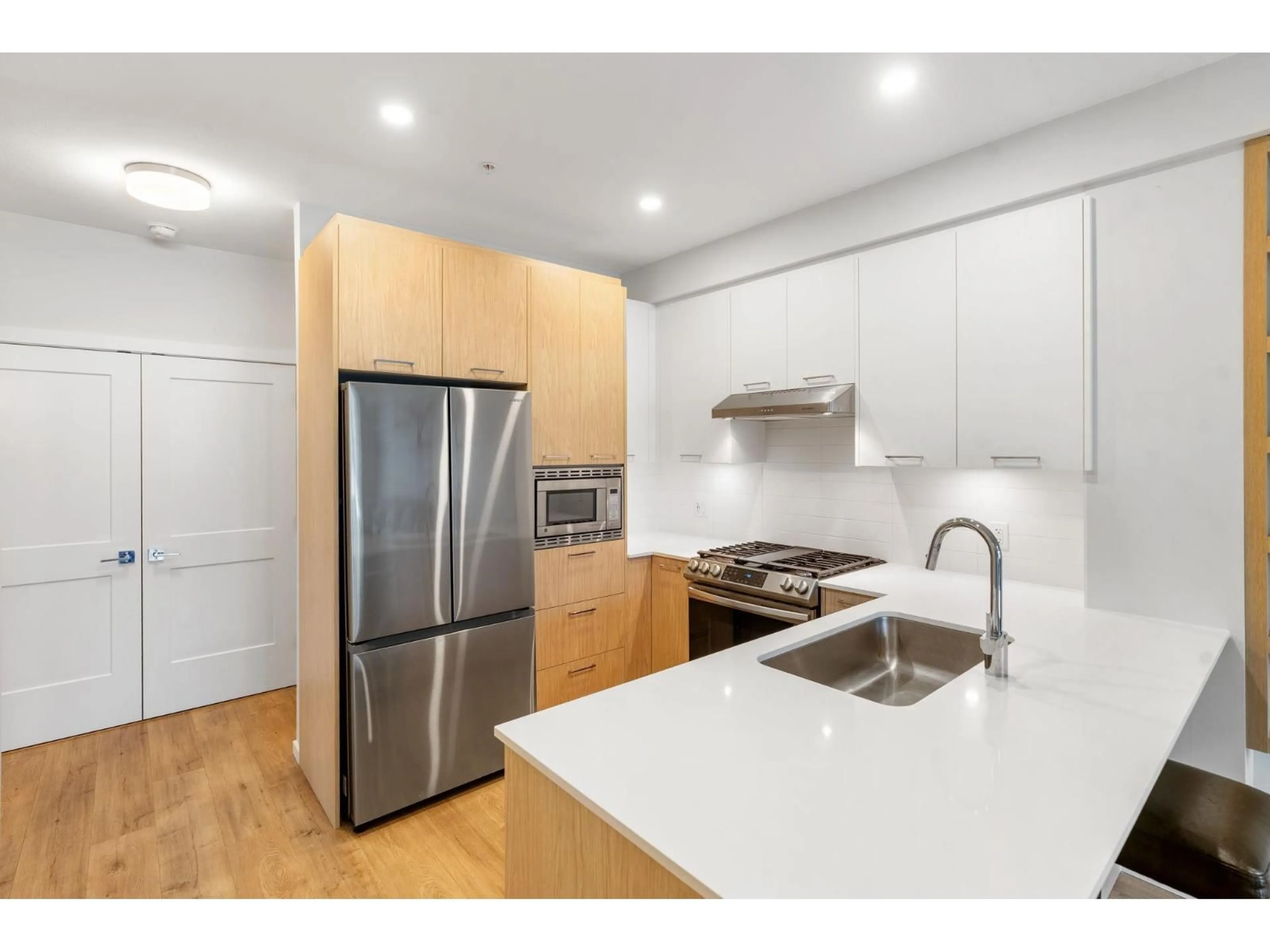 Standard kitchen, wood/laminate floor for 509 - 3317 148 STREET, Surrey British Columbia V4P0H9