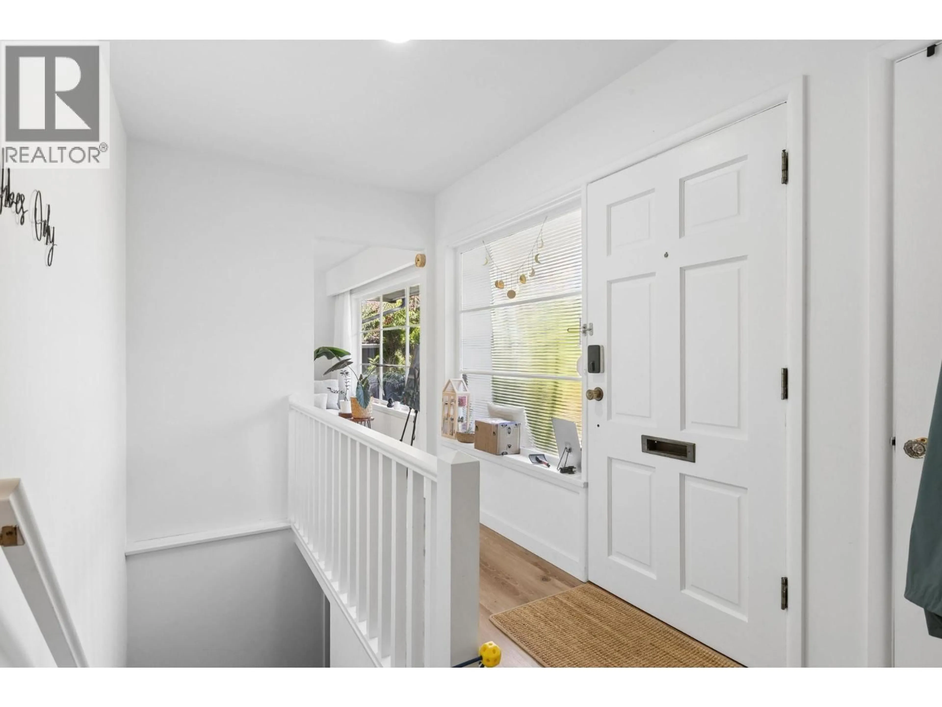 Indoor entryway for 915 WENTWORTH AVENUE, North Vancouver British Columbia V7R1R8