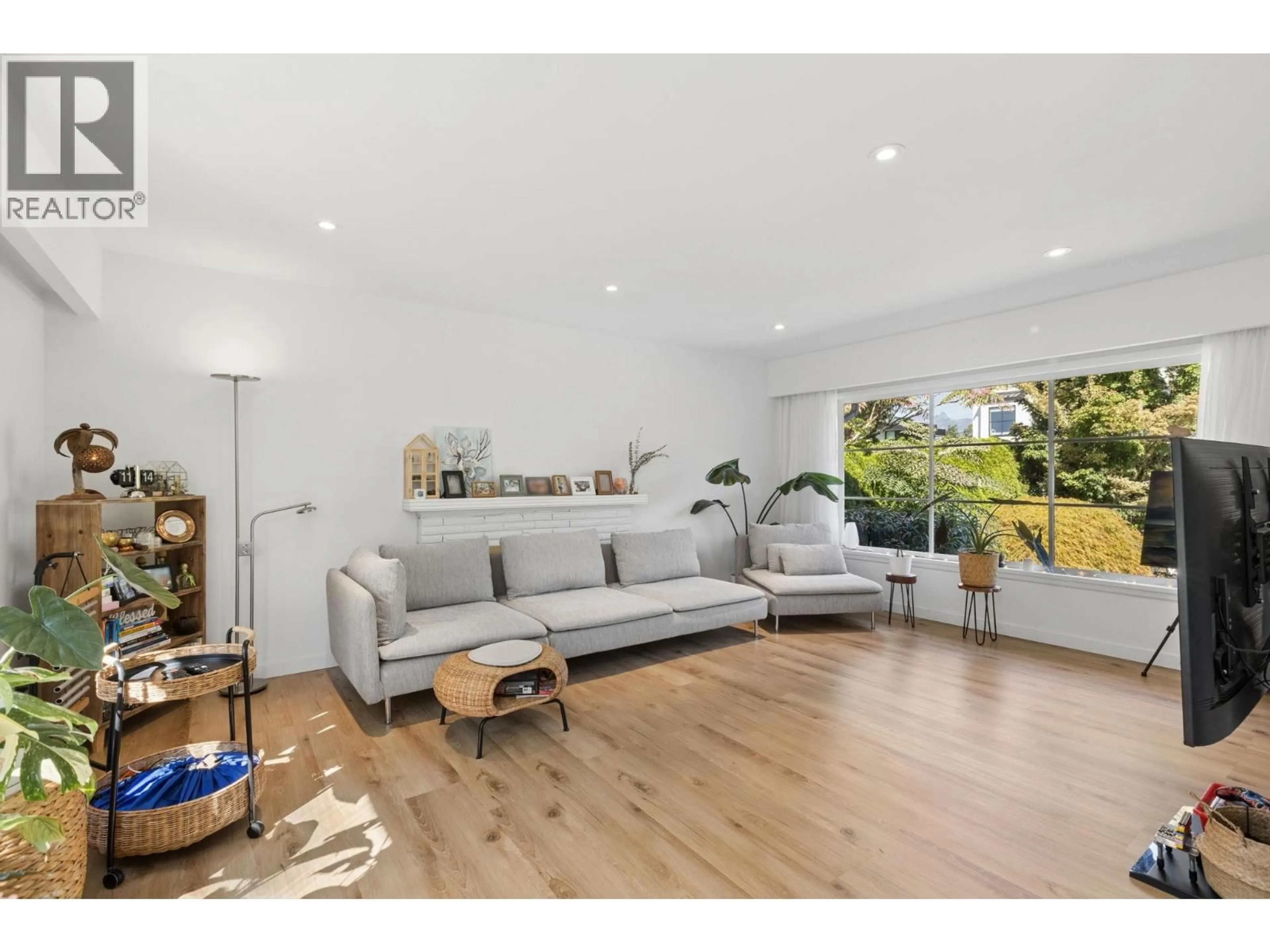 Living room with furniture, wood/laminate floor for 915 WENTWORTH AVENUE, North Vancouver British Columbia V7R1R8