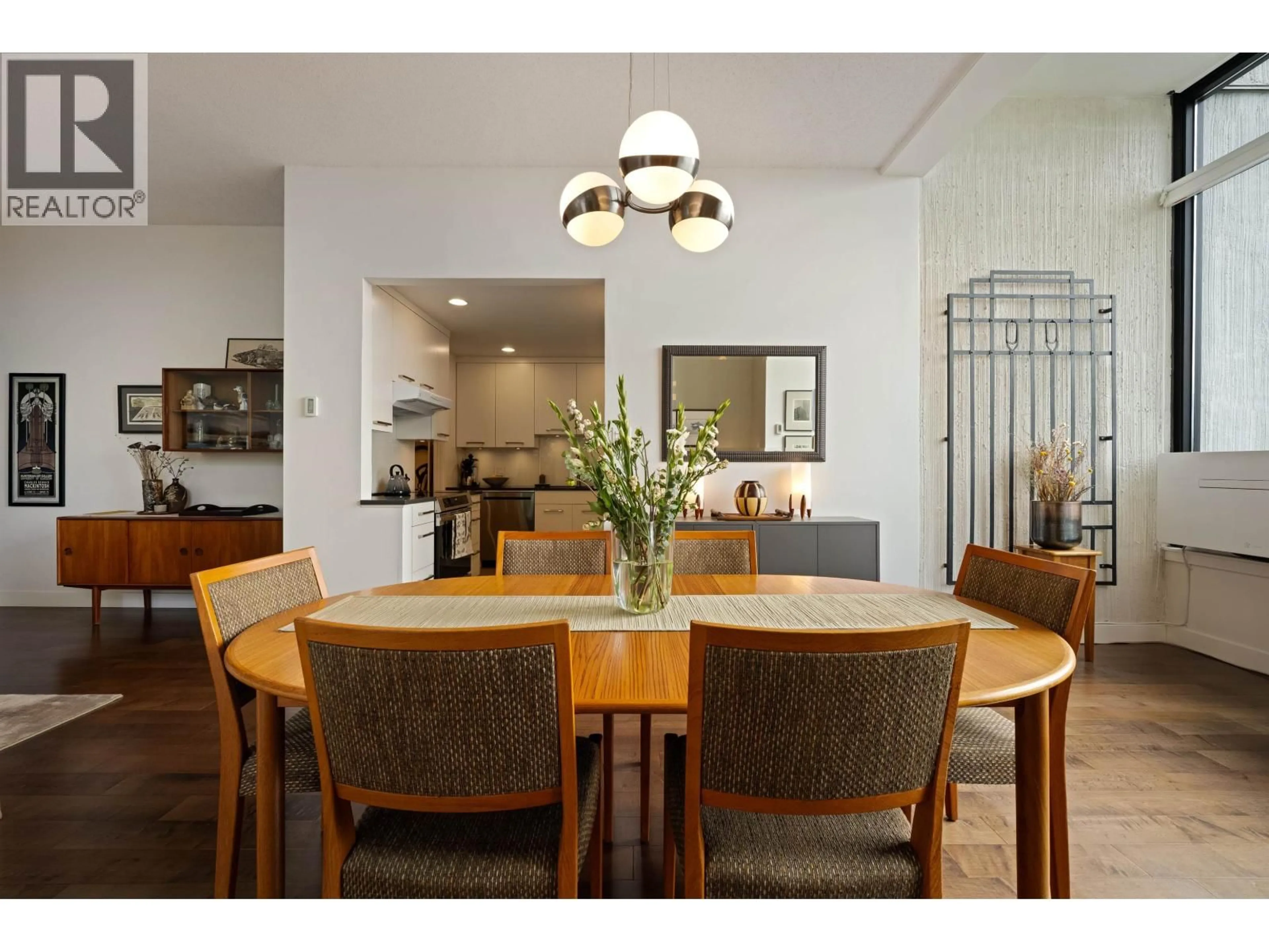 Dining room, wood/laminate floor for 114 - 1420 DUCHESS AVENUE, West Vancouver British Columbia V7T1H8