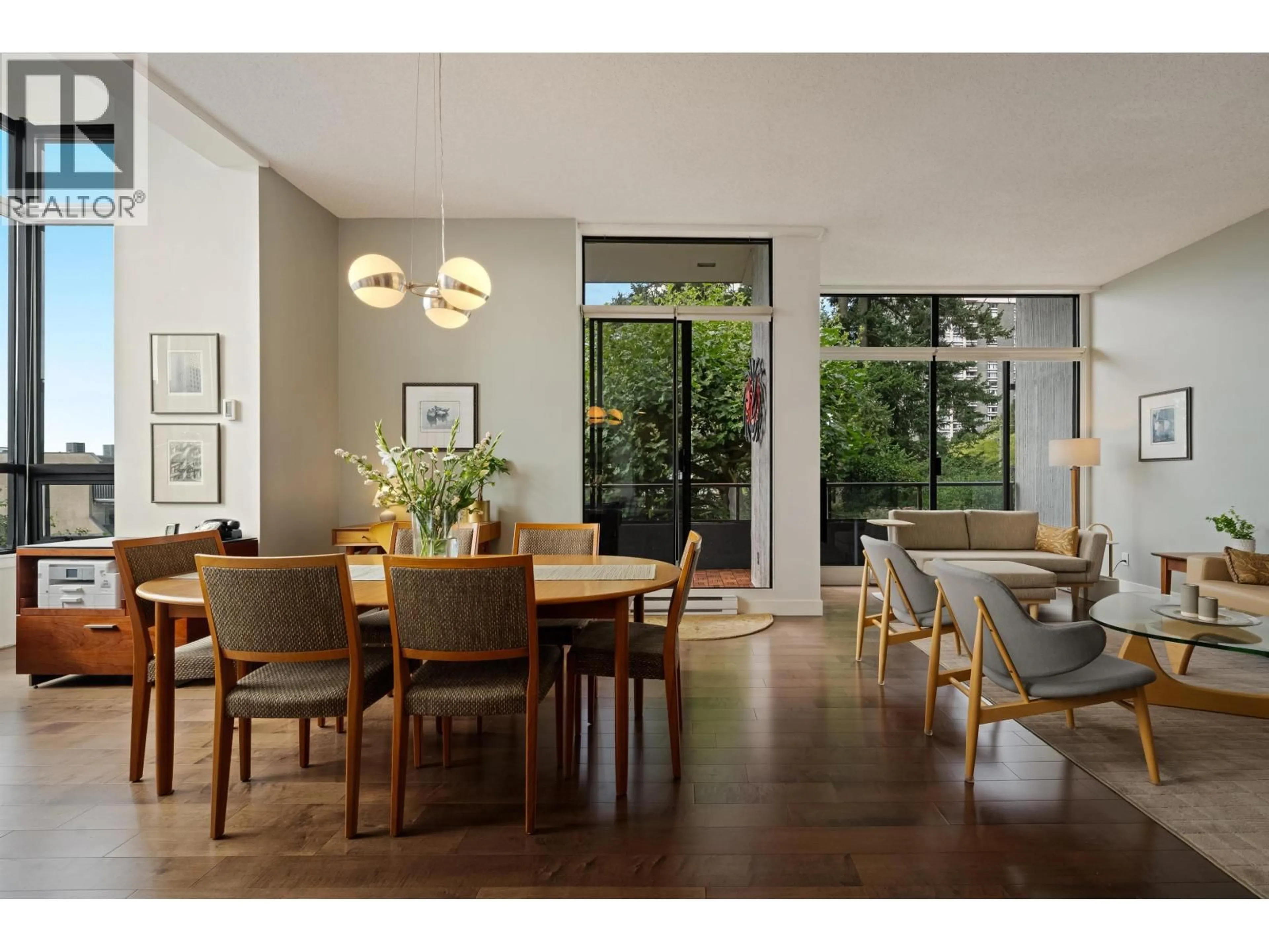 Dining room, wood/laminate floor for 114 - 1420 DUCHESS AVENUE, West Vancouver British Columbia V7T1H8