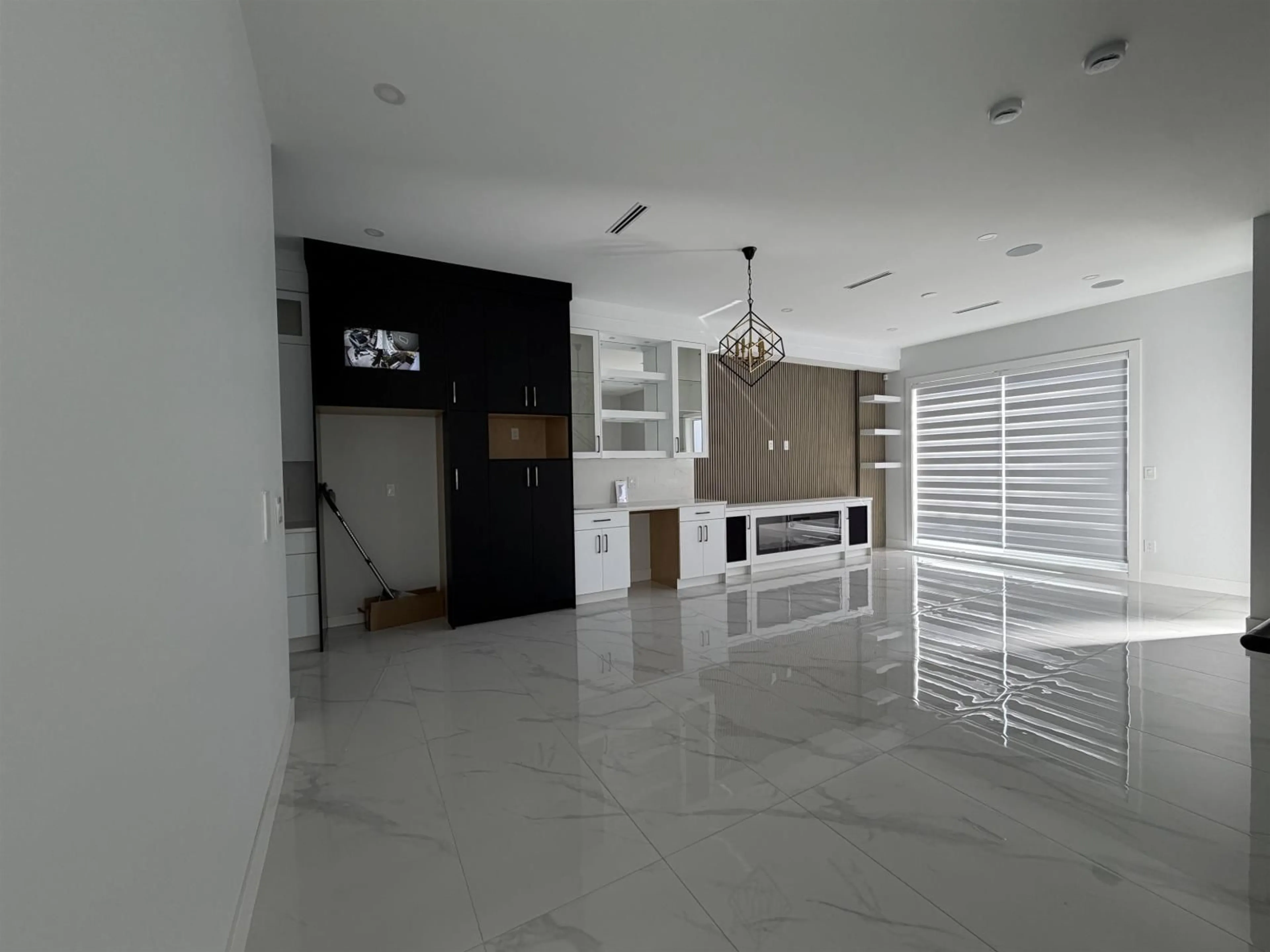 Indoor foyer for 101 - 16633 18A AVENUE, Surrey British Columbia V3Z1A2