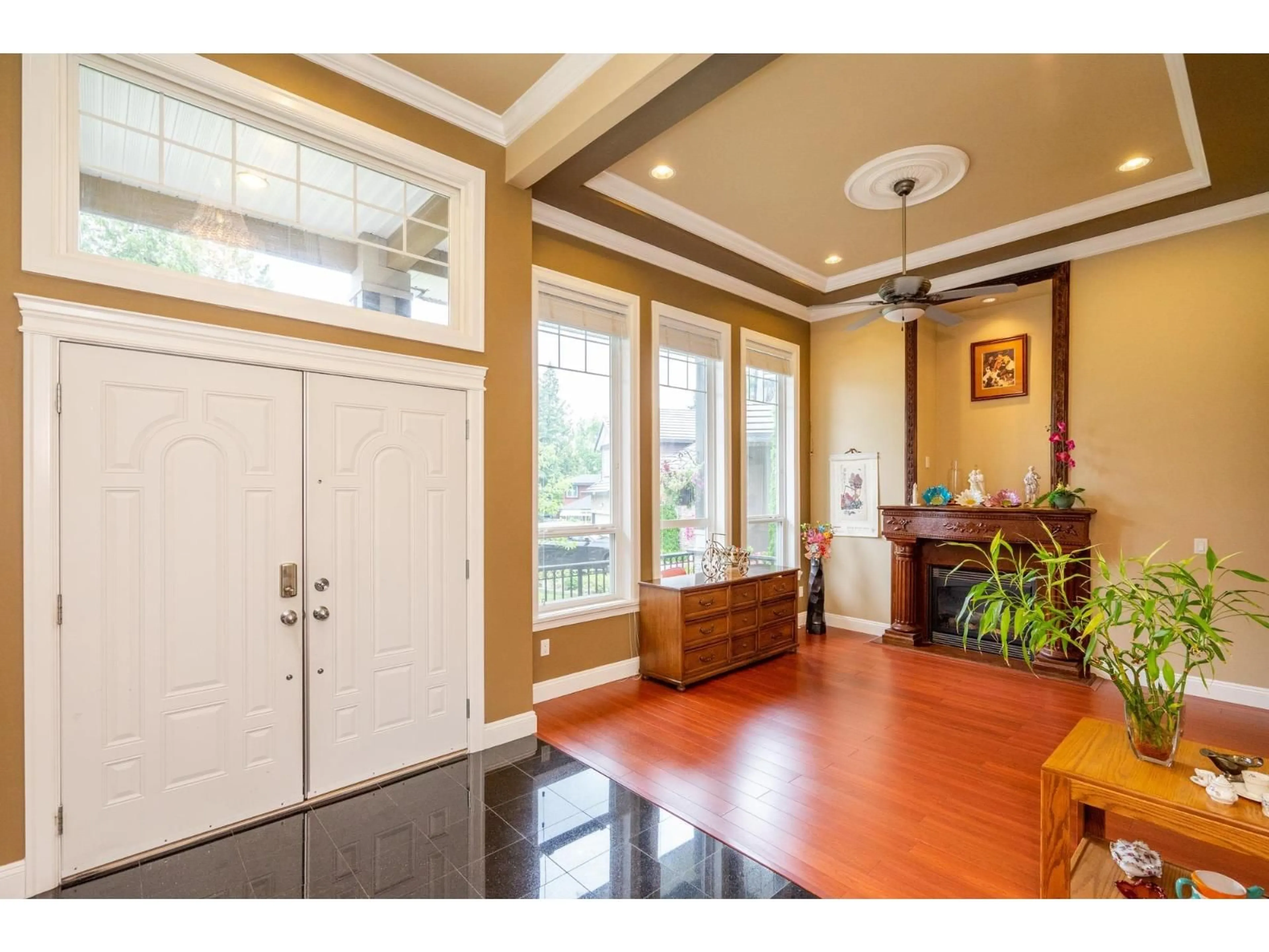 Indoor entryway for 16492 104A AVENUE, Surrey British Columbia V4N5S6
