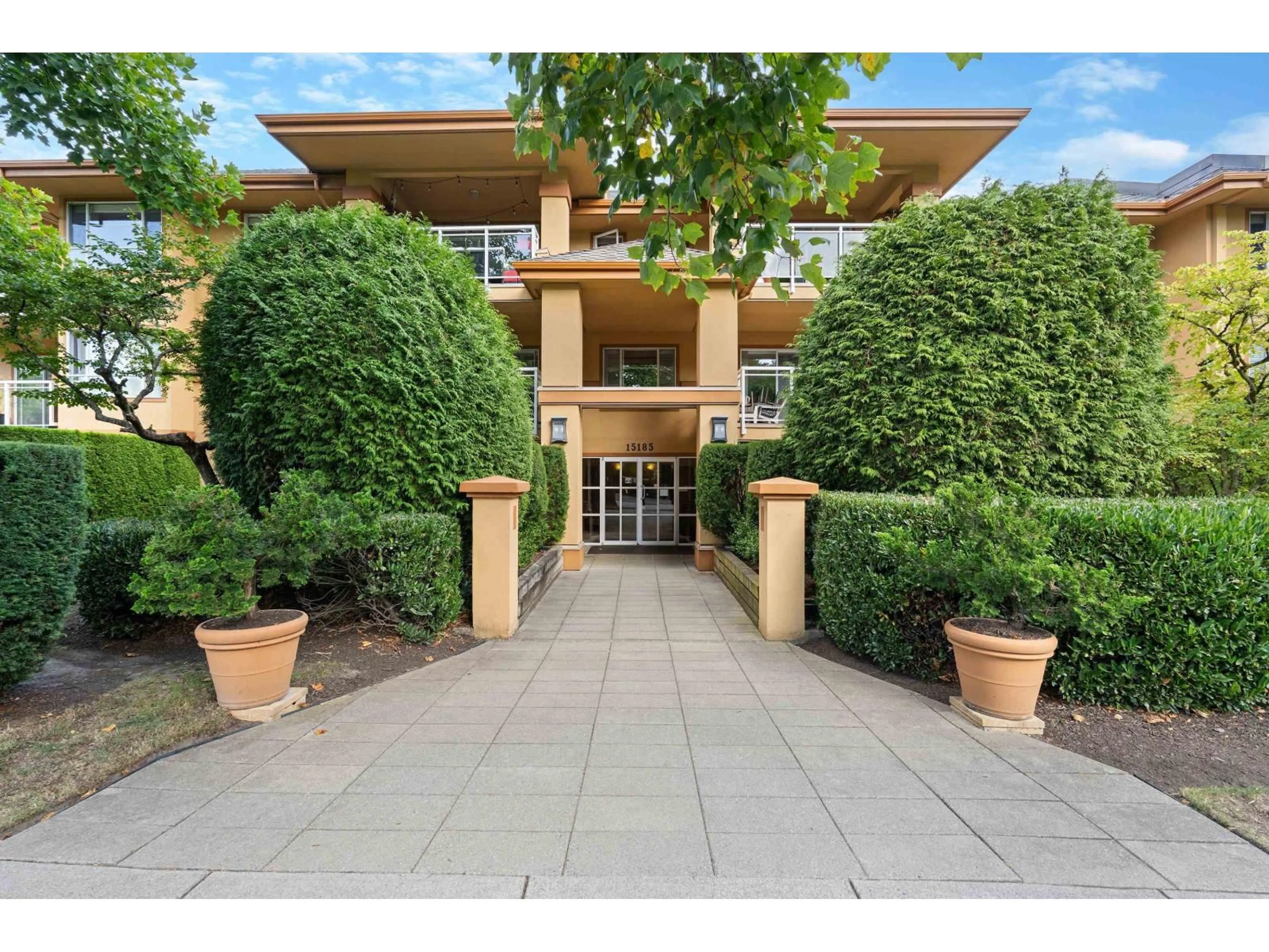 Indoor foyer for 305 - 15185 22ND AVENUE, Surrey British Columbia V4A9T4