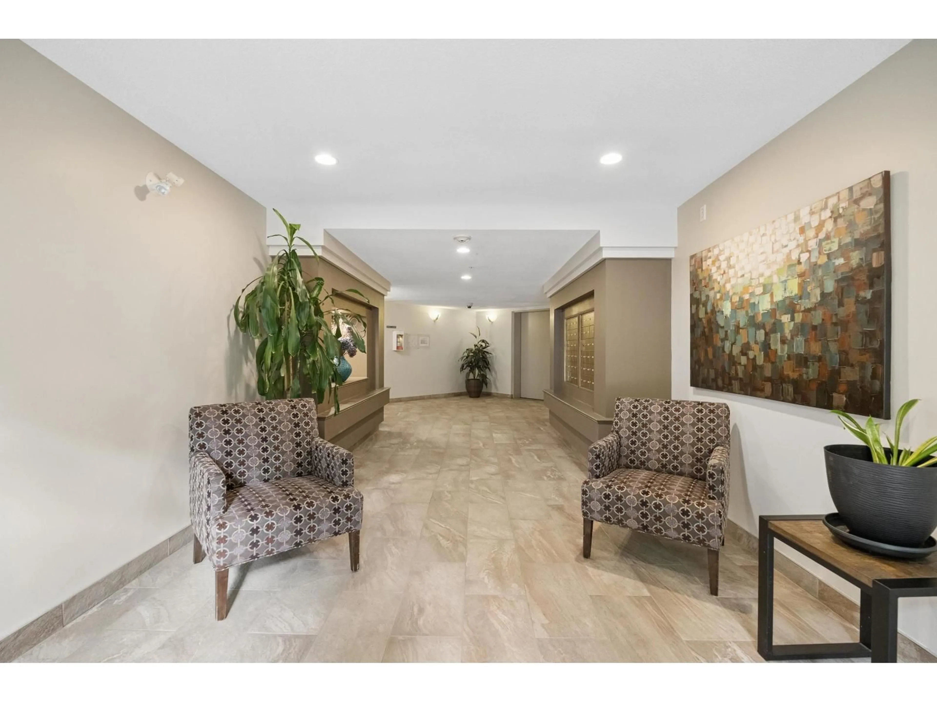 Indoor foyer for 305 - 15185 22ND AVENUE, Surrey British Columbia V4A9T4