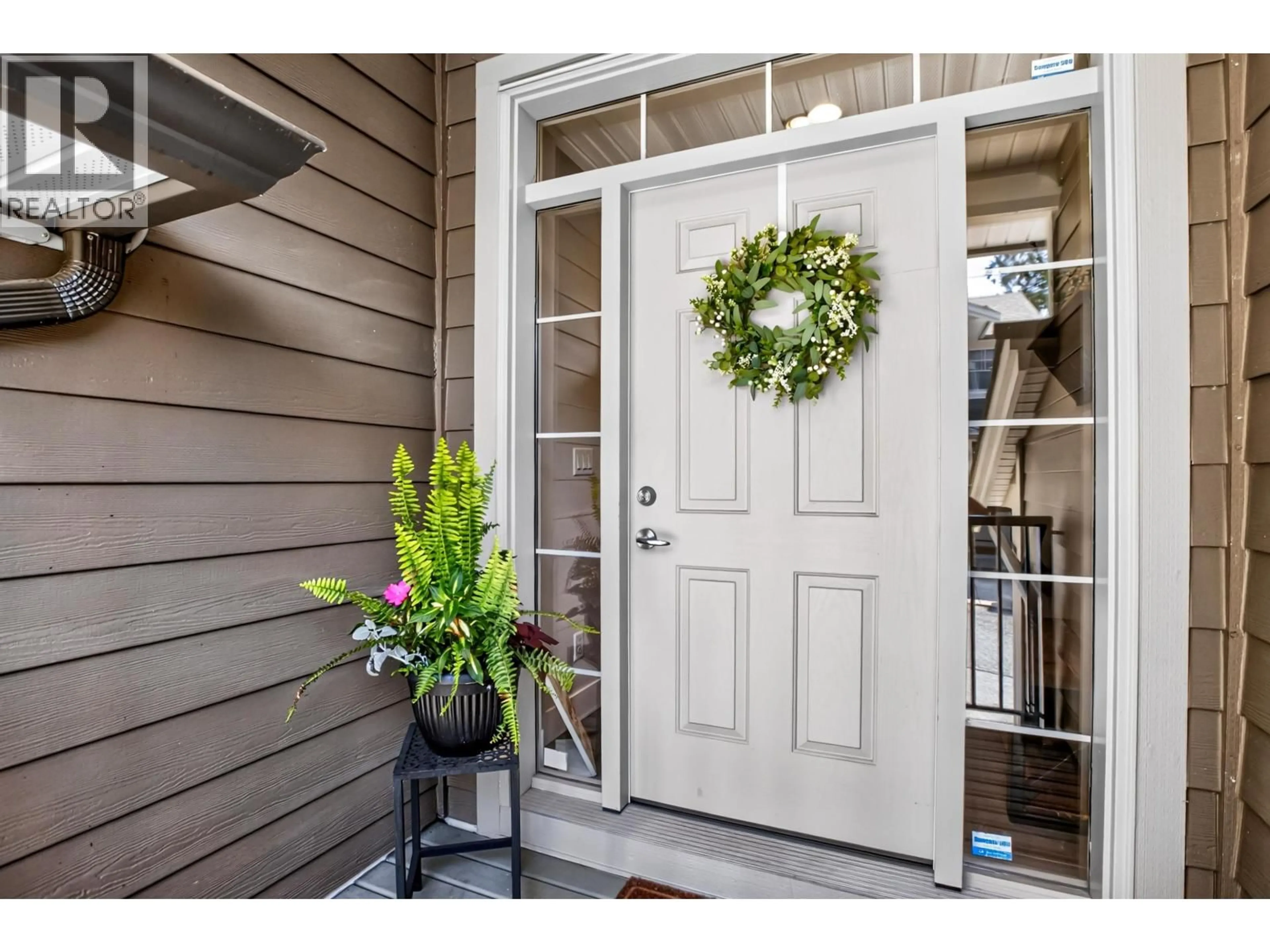 Indoor entryway for 15 - 11384 BURNETT STREET, Maple Ridge British Columbia V2X9E4