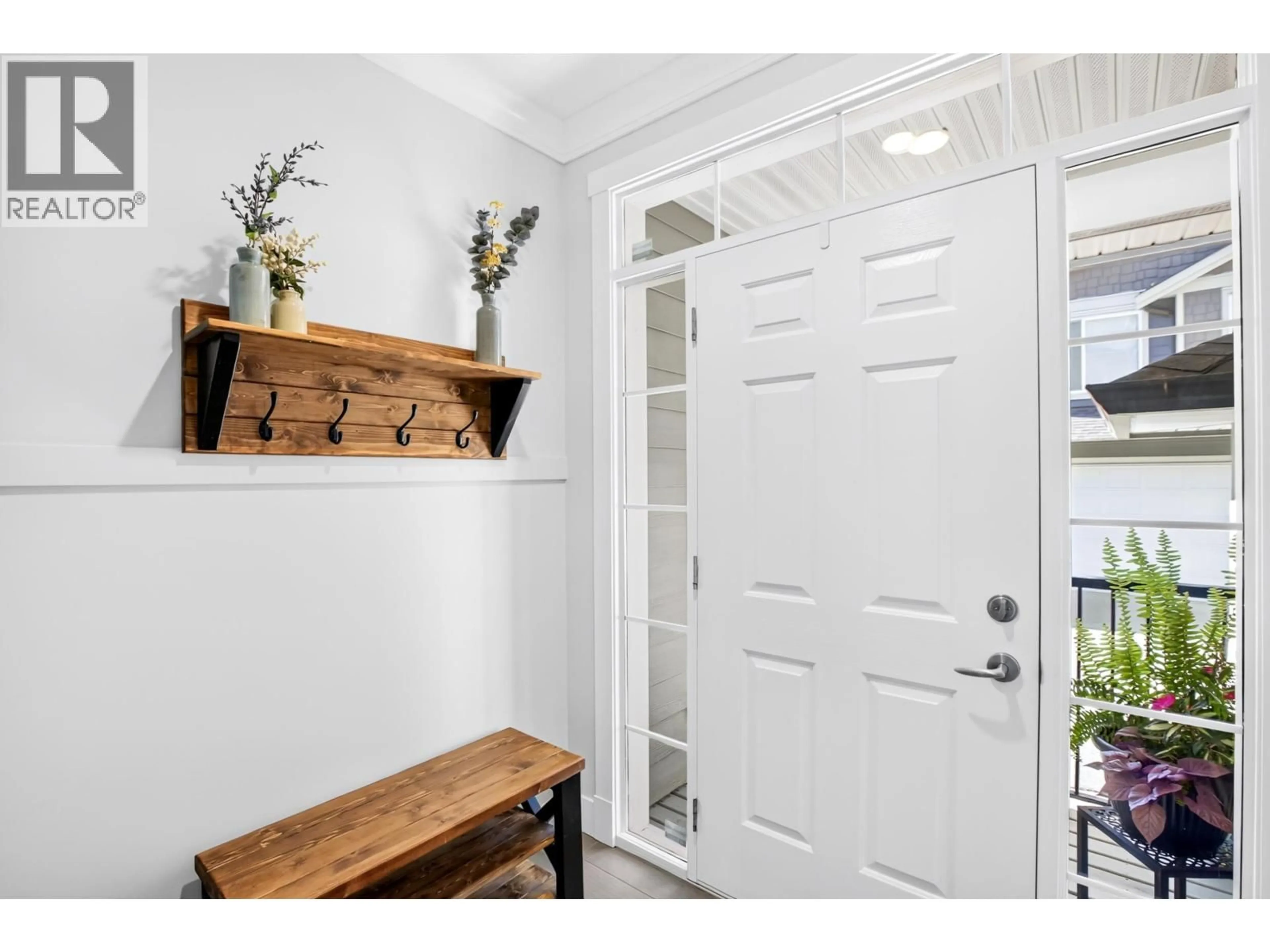 Indoor entryway for 15 - 11384 BURNETT STREET, Maple Ridge British Columbia V2X9E4