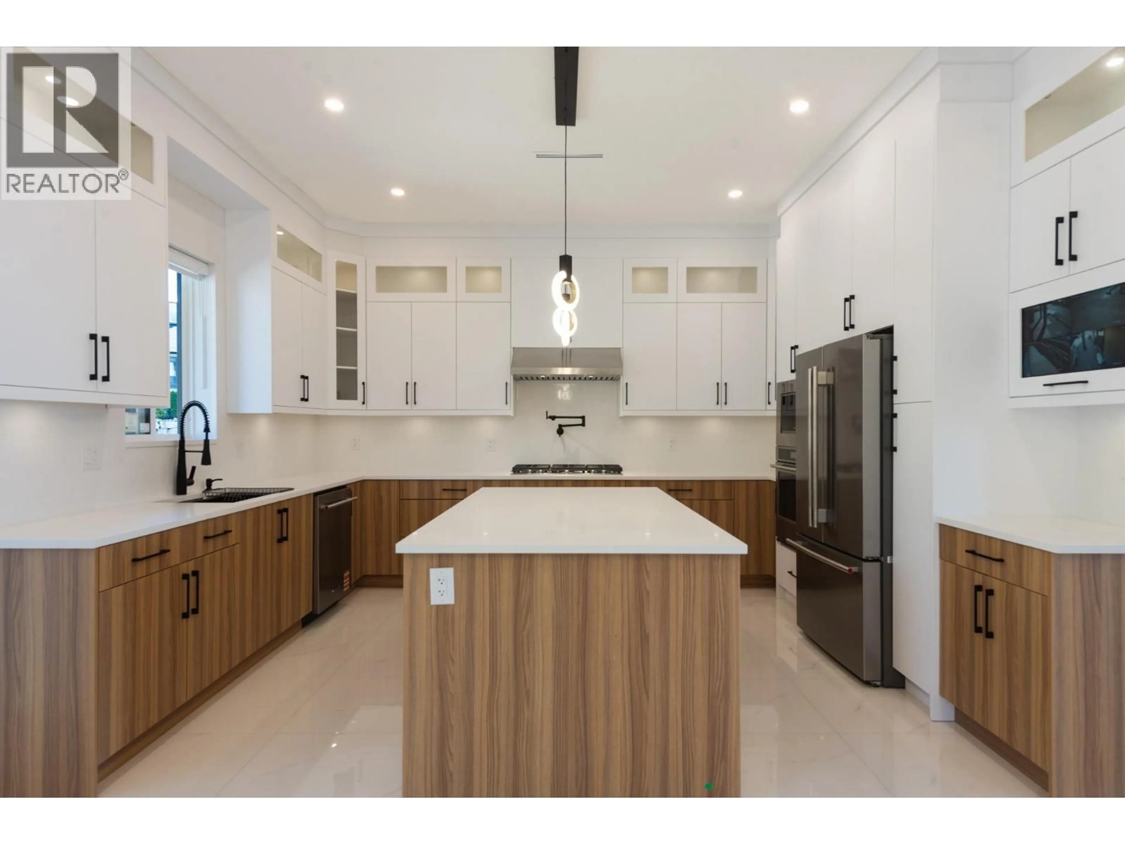 Contemporary kitchen, unknown for 5972/74 BARNACLE STREET, Sechelt British Columbia V7Z0V4