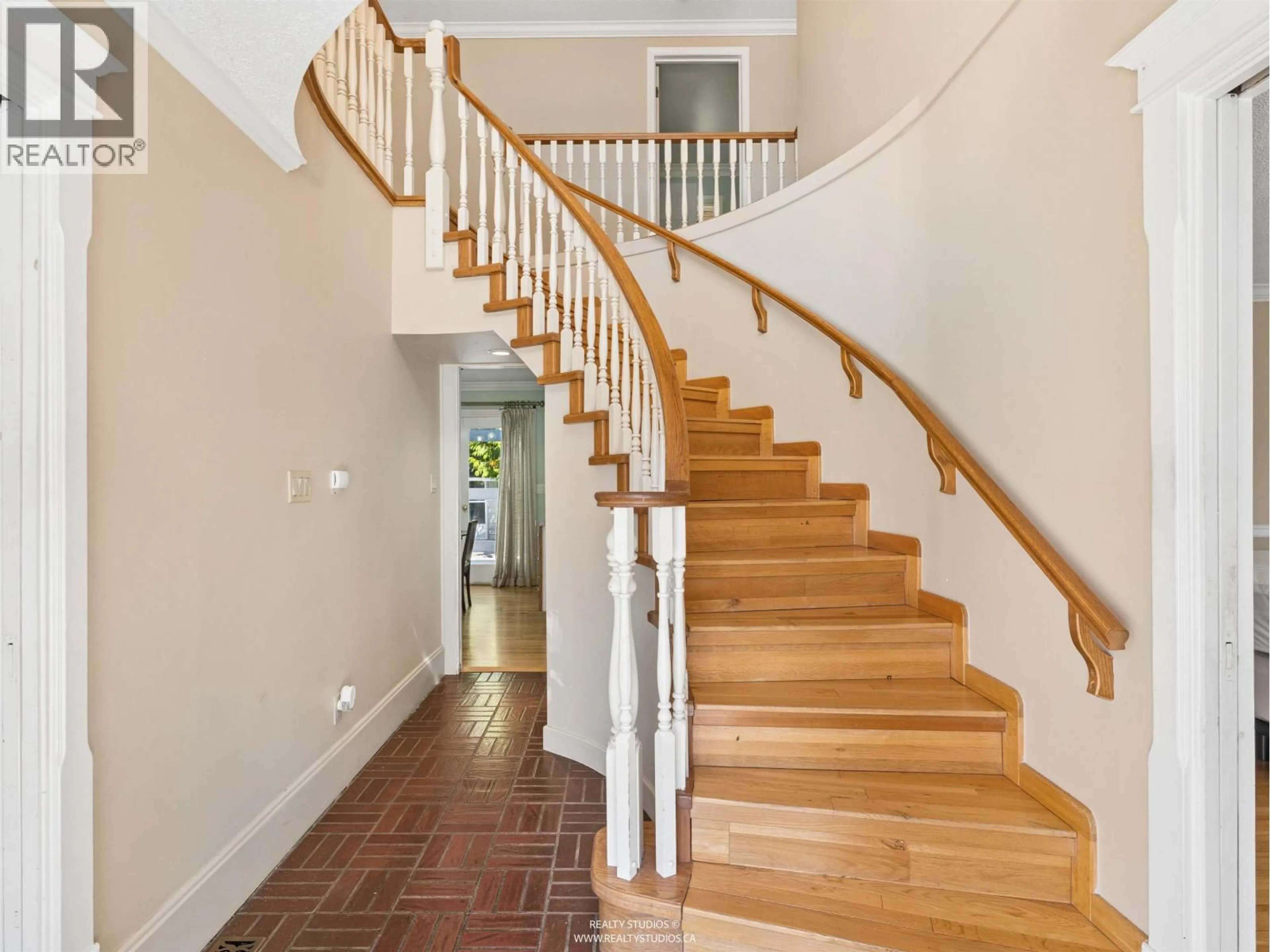 Stairs for 788 26TH STREET, North Vancouver British Columbia V7K1A4