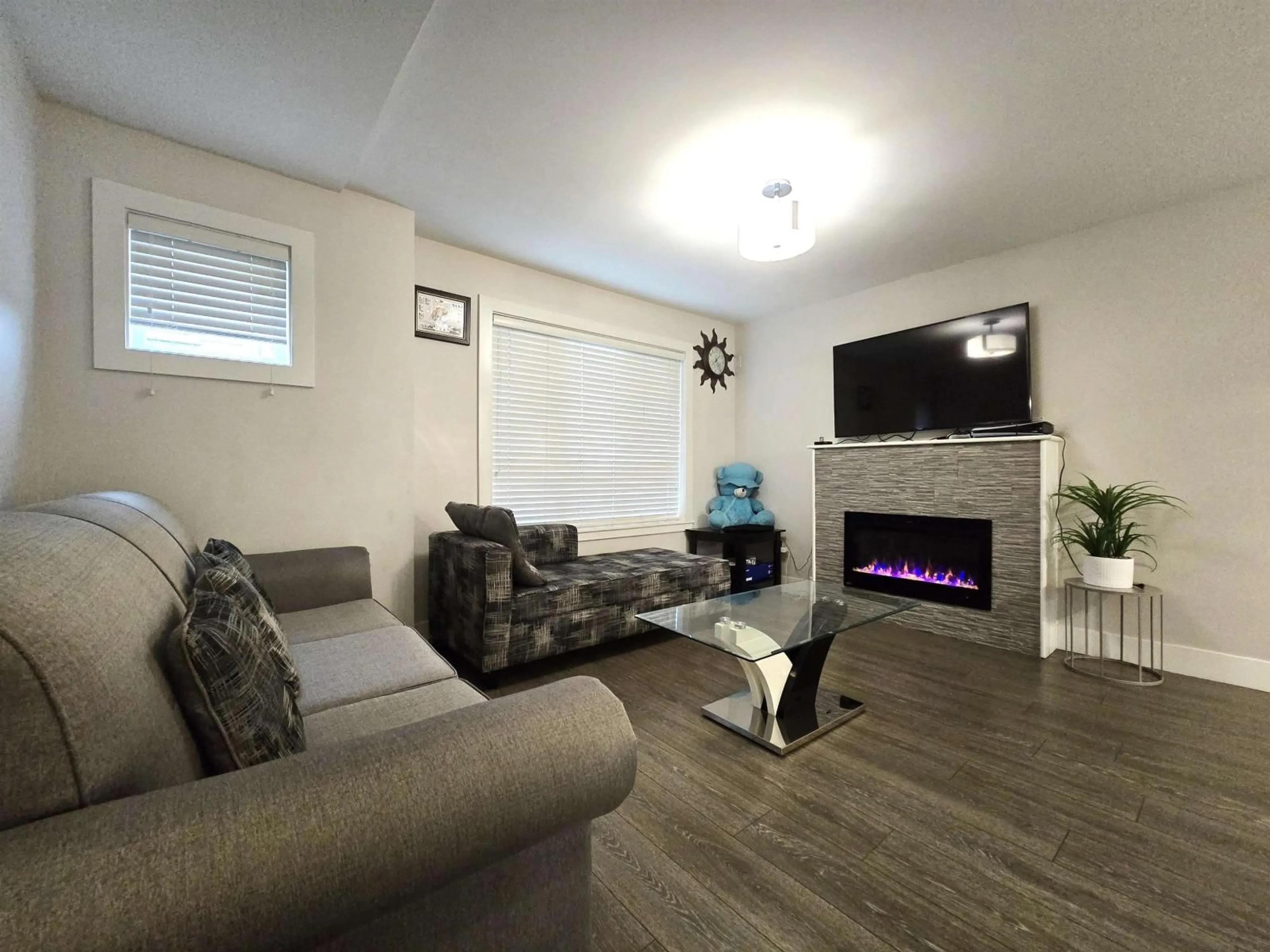 Living room with furniture, wood/laminate floor for 11 - 32138 GEORGE FERGUSON WAY, Abbotsford British Columbia V2T0G8