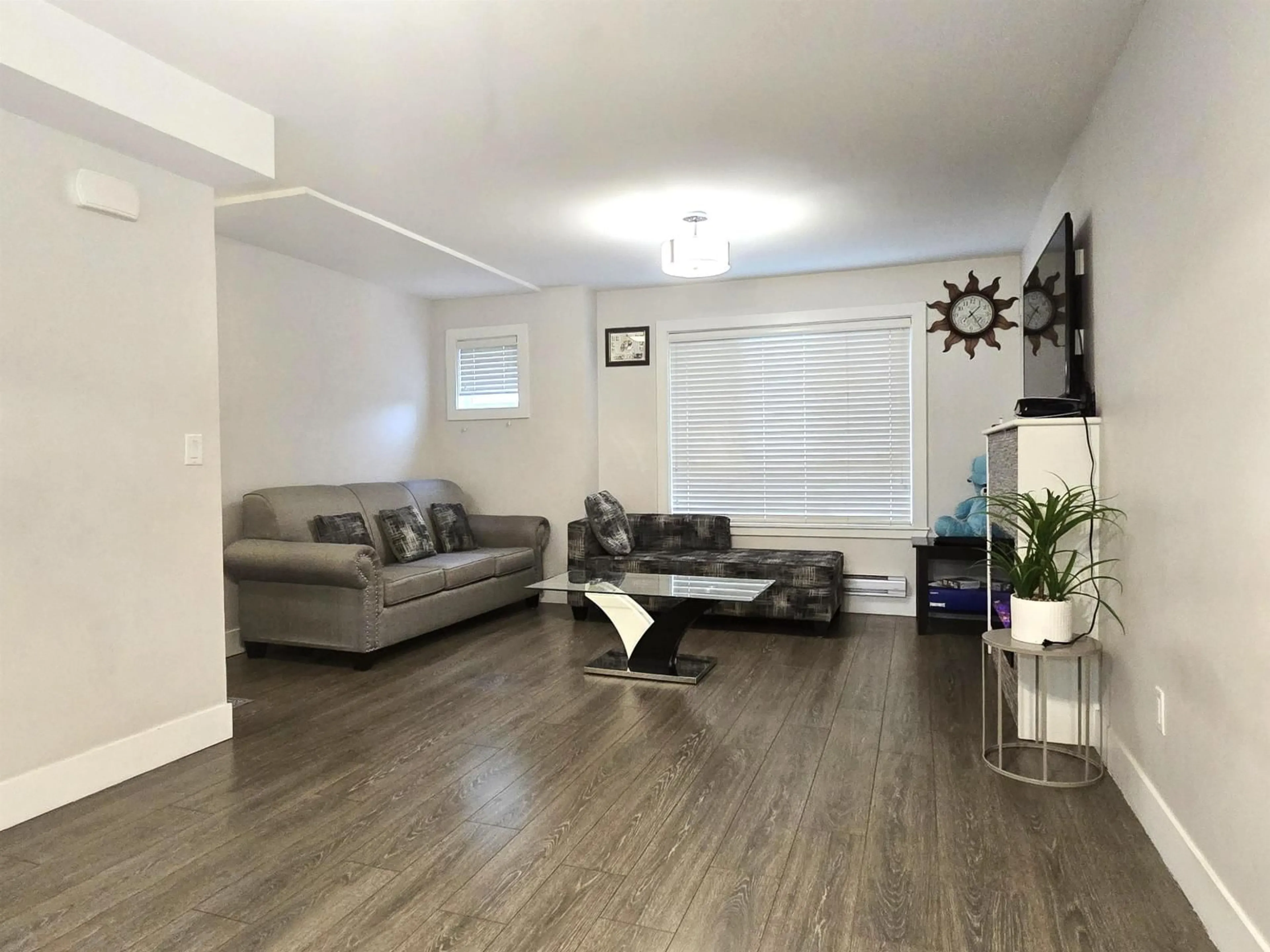 Living room with furniture, wood/laminate floor for 11 - 32138 GEORGE FERGUSON WAY, Abbotsford British Columbia V2T0G8