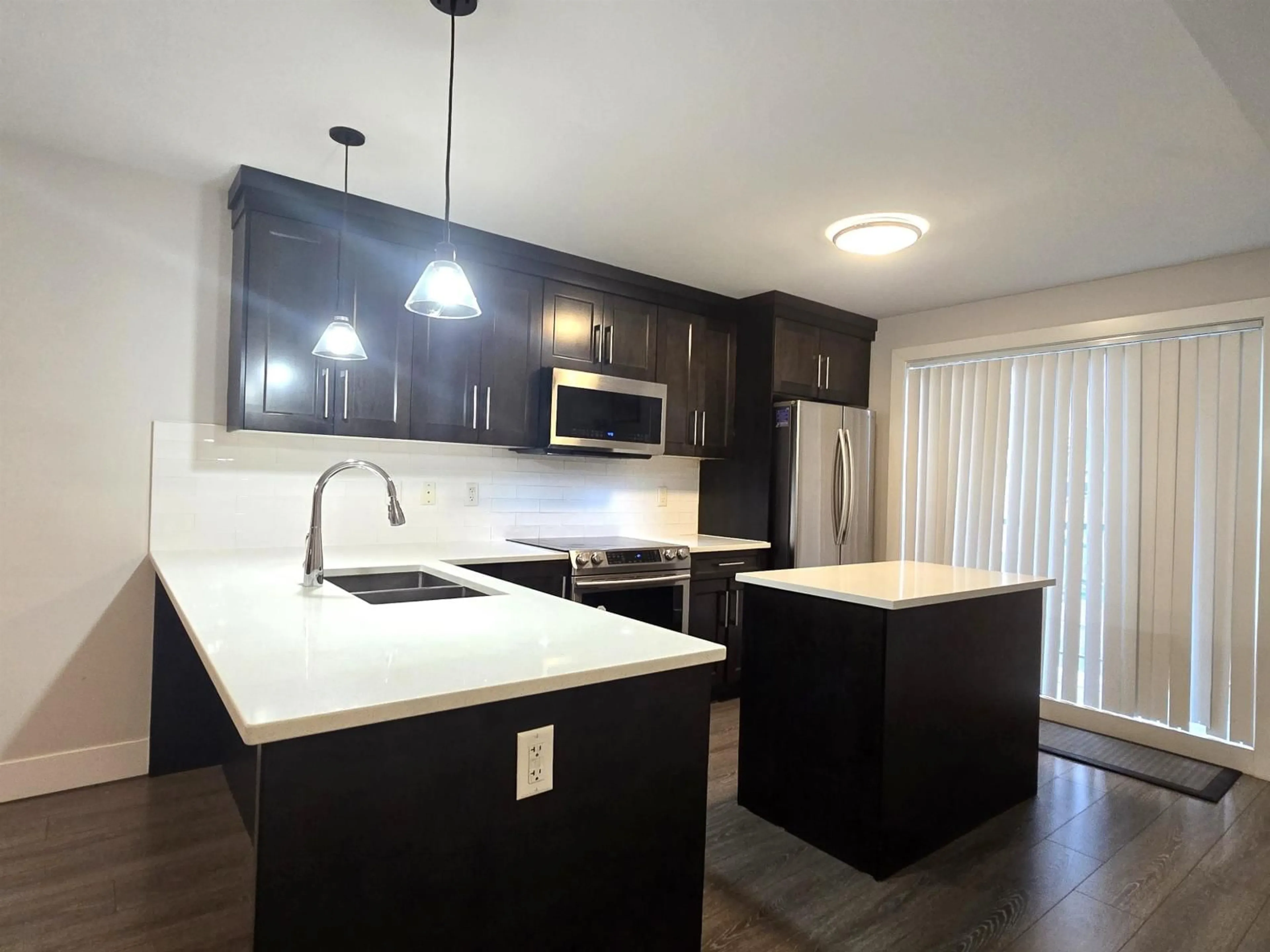 Open concept kitchen, wood/laminate floor for 11 - 32138 GEORGE FERGUSON WAY, Abbotsford British Columbia V2T0G8