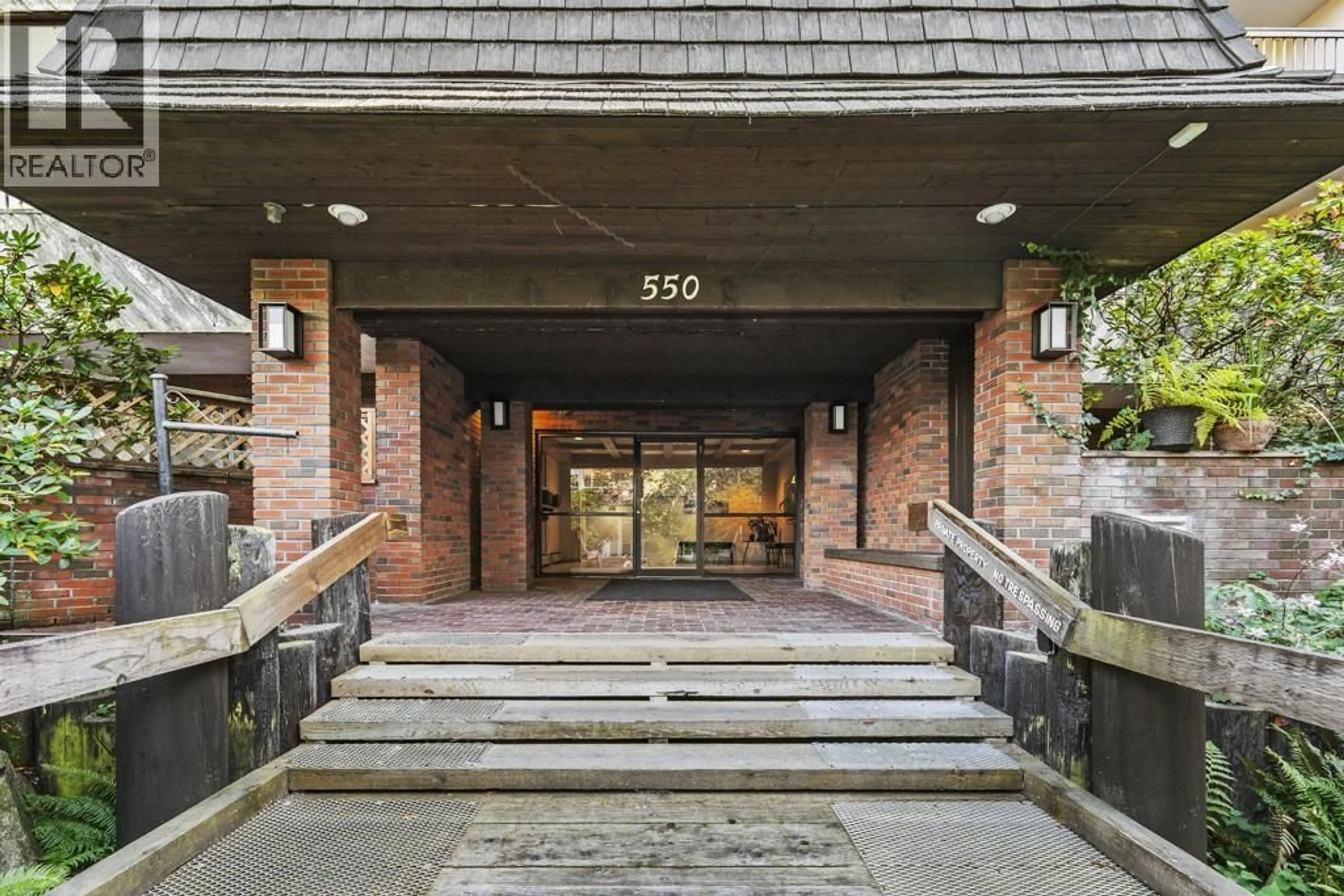 Indoor foyer for 212 - 550 6TH AVENUE, Vancouver British Columbia V5T4H2
