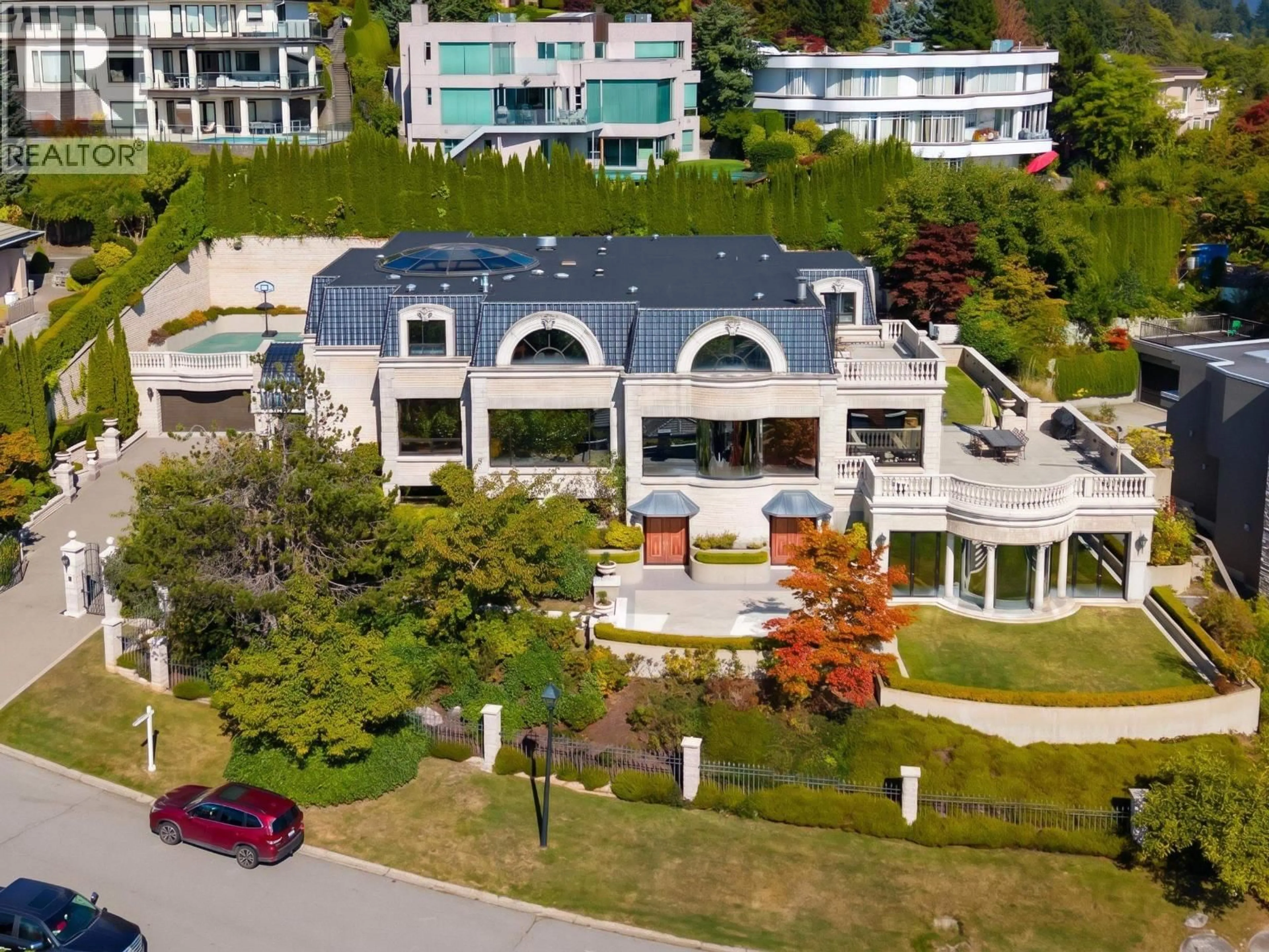 A pic from outside/outdoor area/front of a property/back of a property/a pic from drone, unknown for 1471 BRAMWELL ROAD, West Vancouver British Columbia V7S2N8